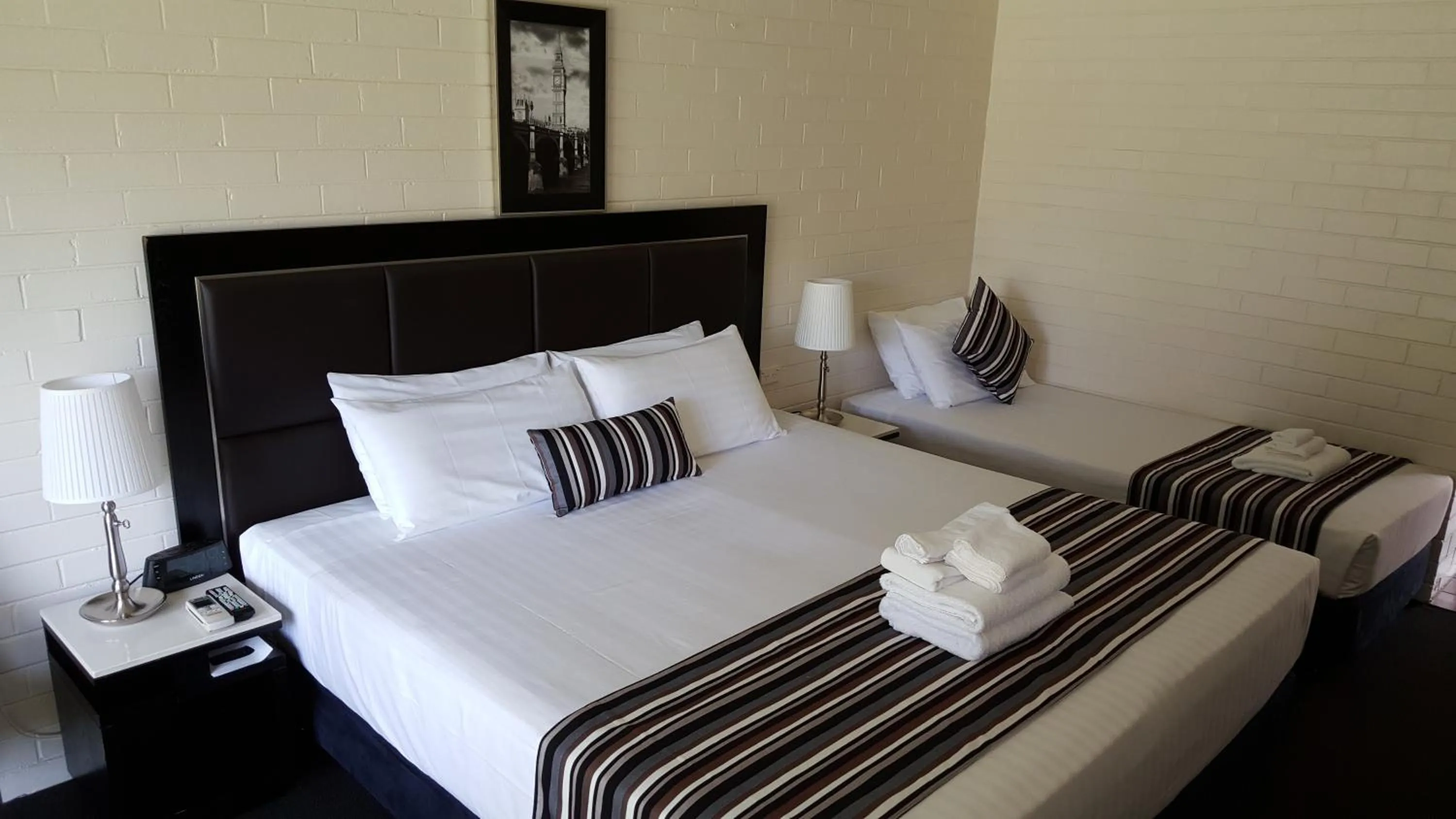 Bed in Hibiscus Lakeside Motel