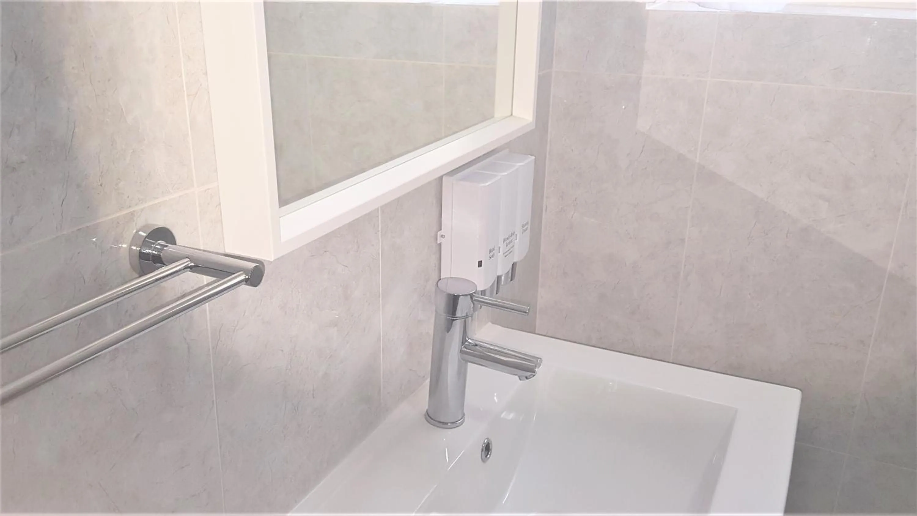 Bathroom in Hibiscus Lakeside Motel