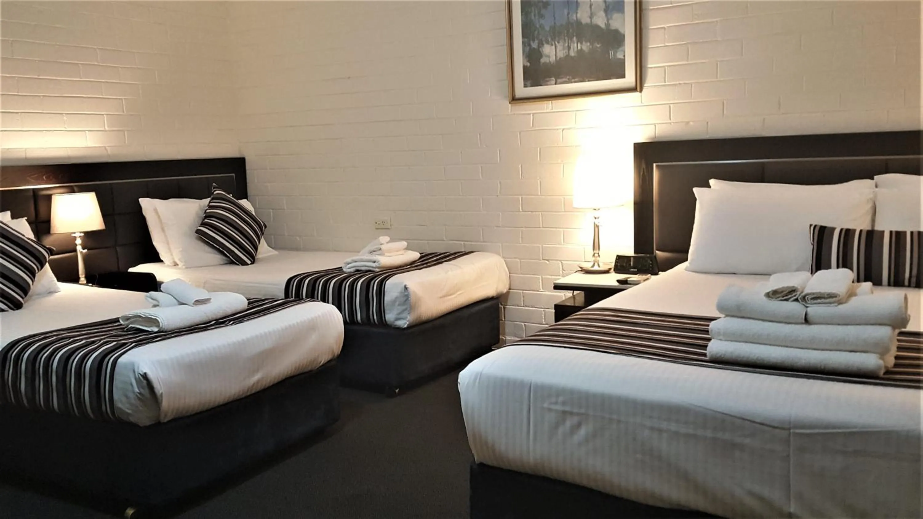 Bed in Hibiscus Lakeside Motel