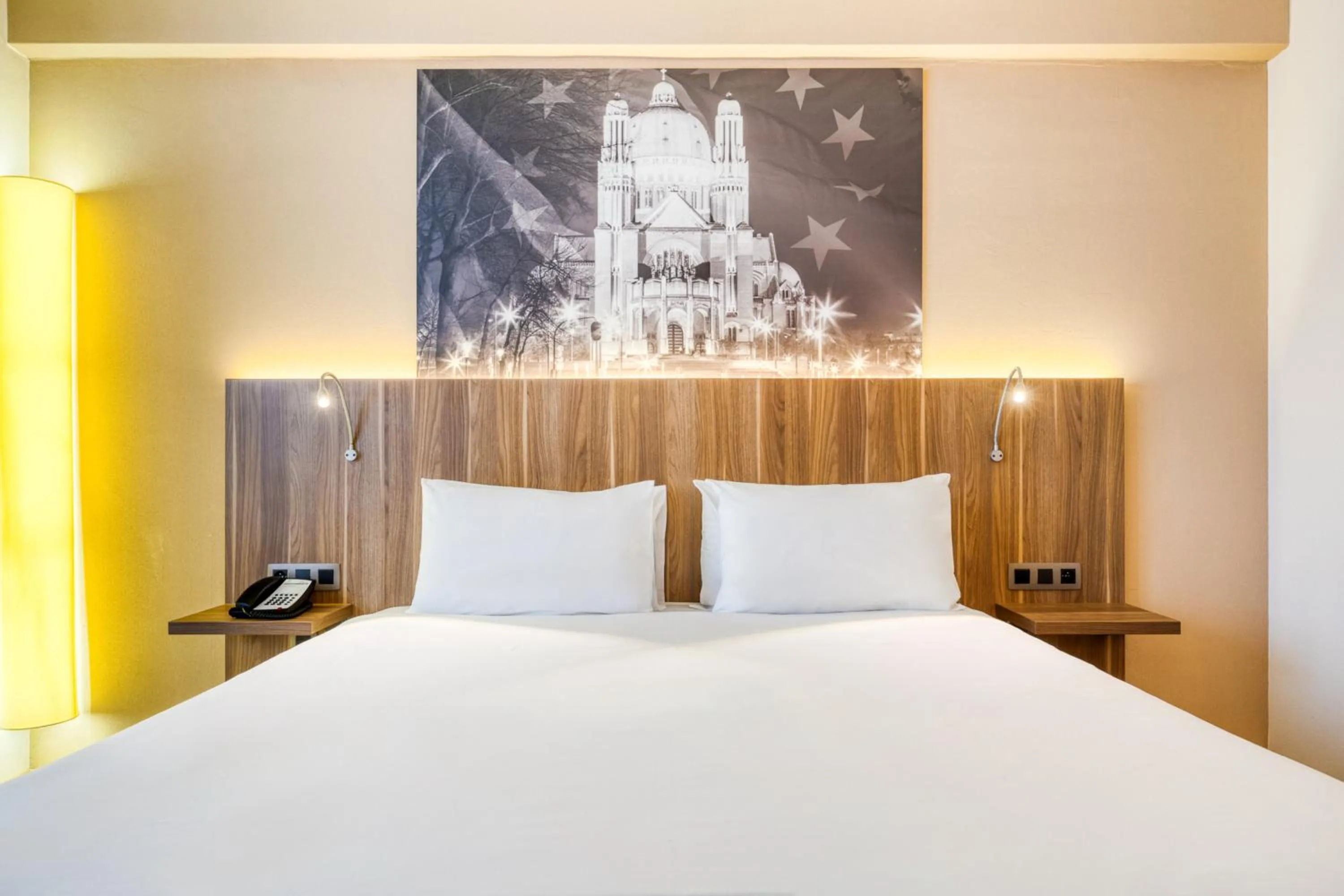 Photo of the whole room, Bed in Holiday Inn Brussels Schuman by IHG