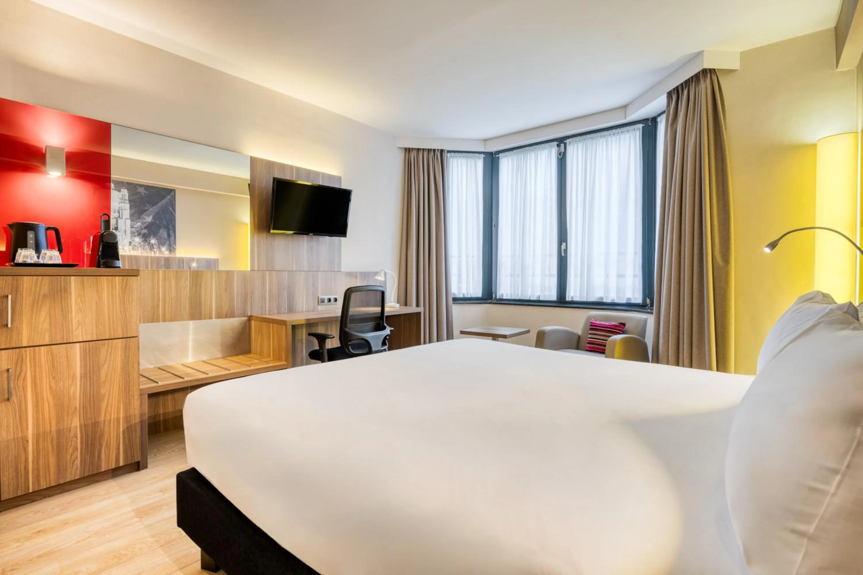 Photo of the whole room, Bed in Holiday Inn Brussels Schuman by IHG