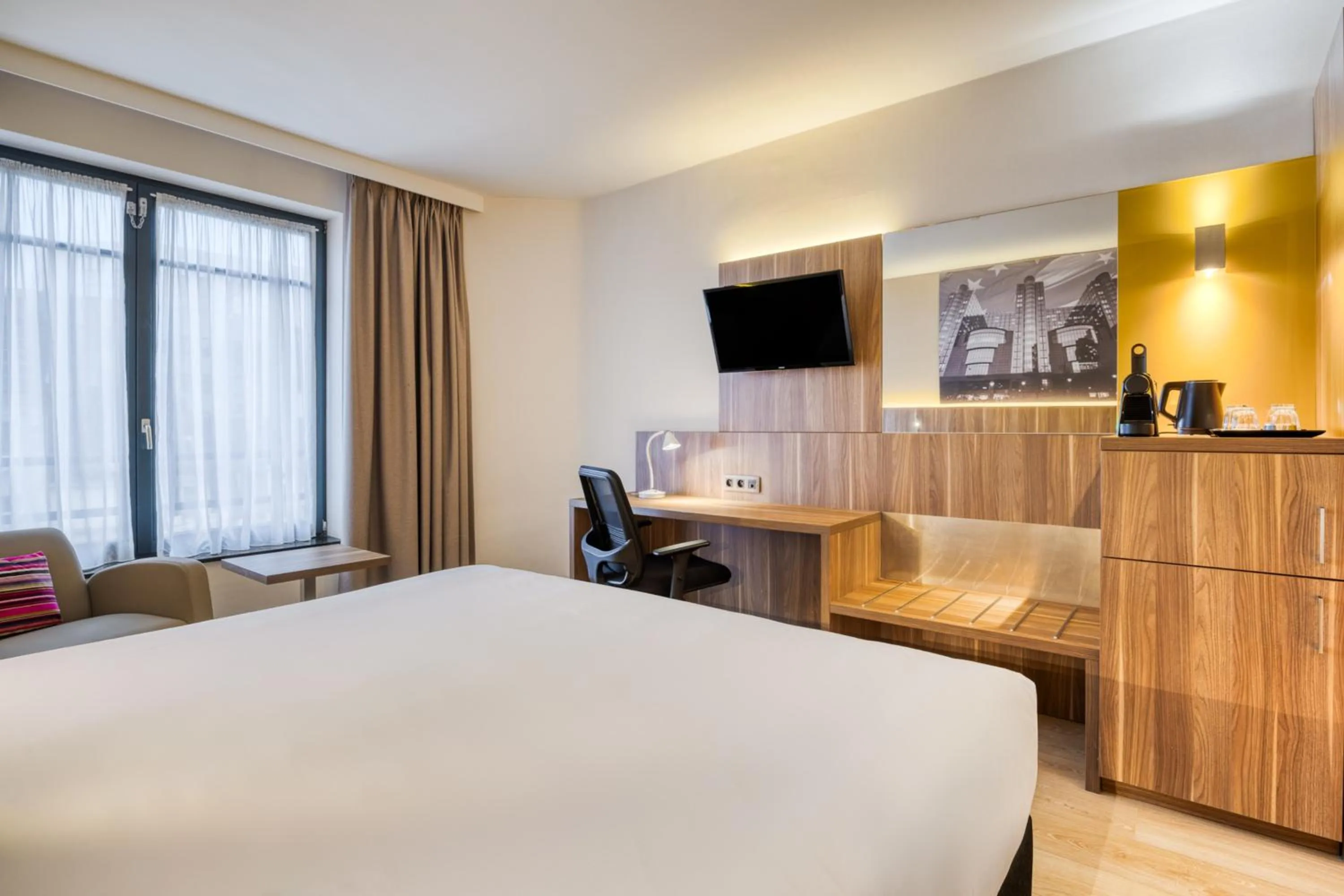 Photo of the whole room, Bed in Holiday Inn Brussels Schuman by IHG