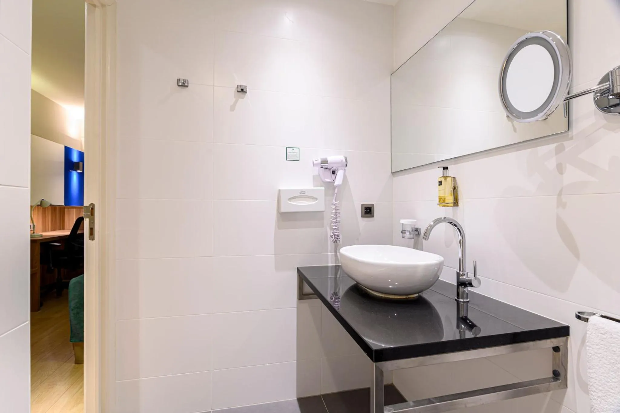 Bathroom in Holiday Inn Brussels Schuman by IHG