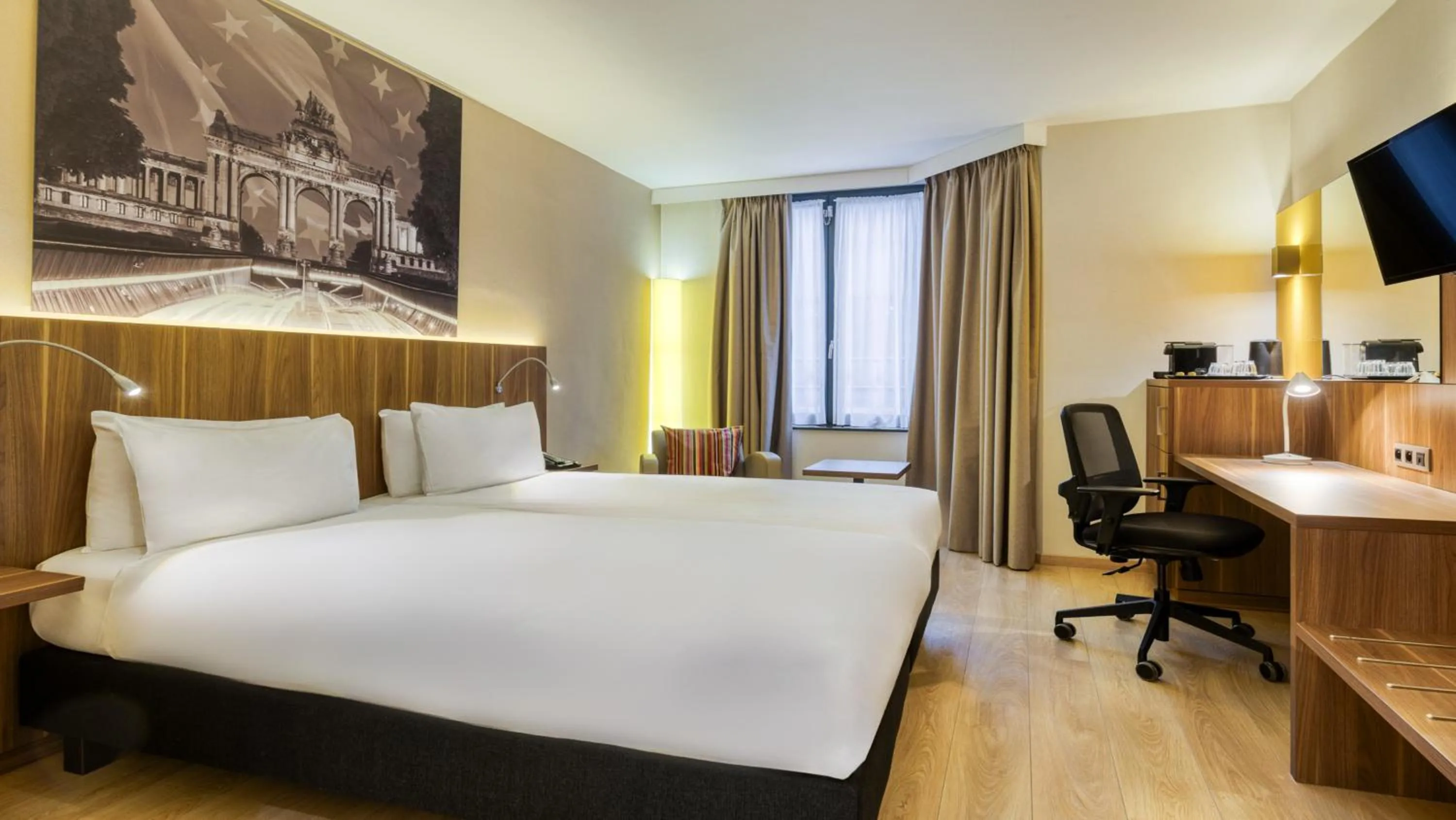 Photo of the whole room, Bed in Holiday Inn Brussels Schuman by IHG