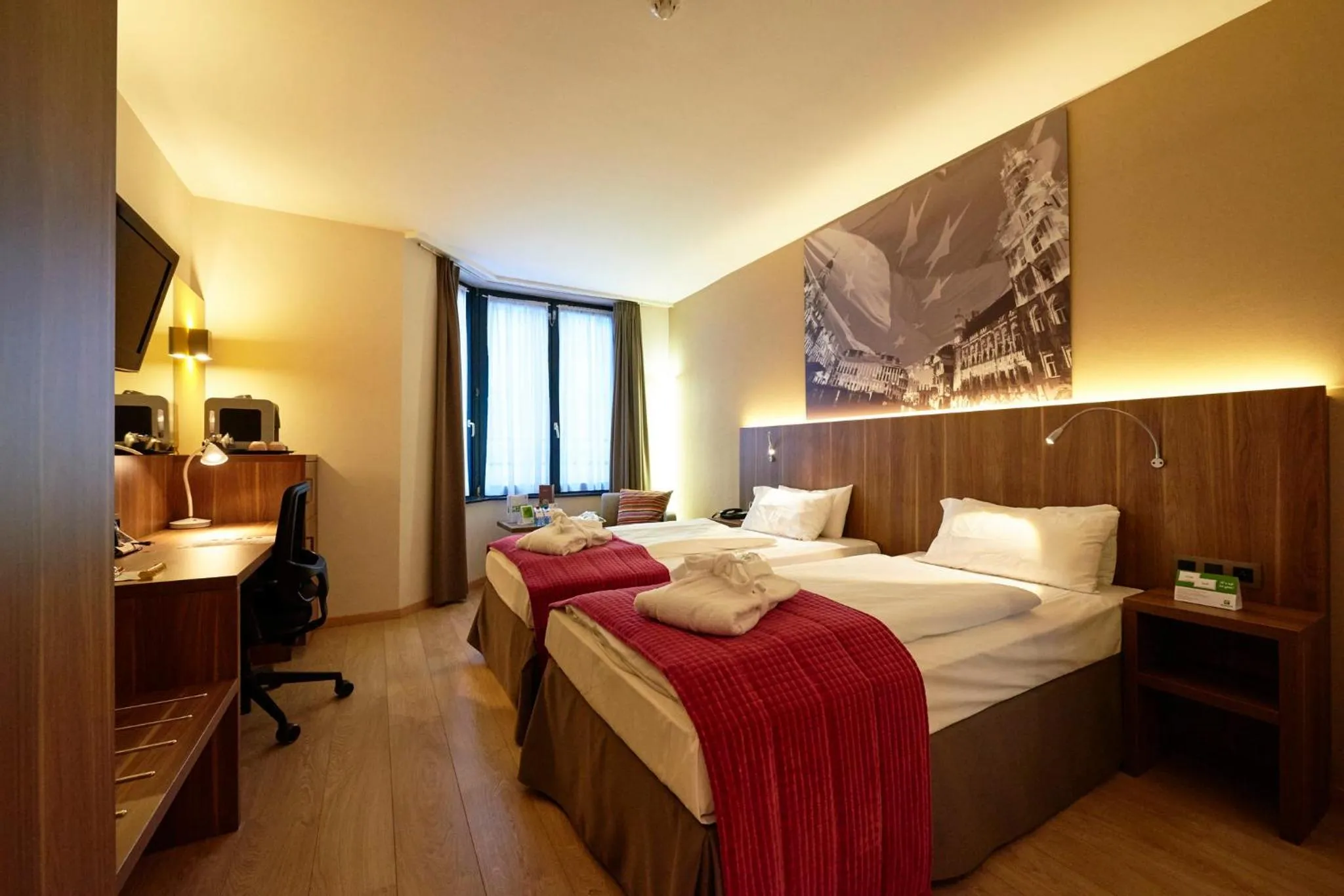 Photo of the whole room, Bed in Holiday Inn Brussels Schuman by IHG
