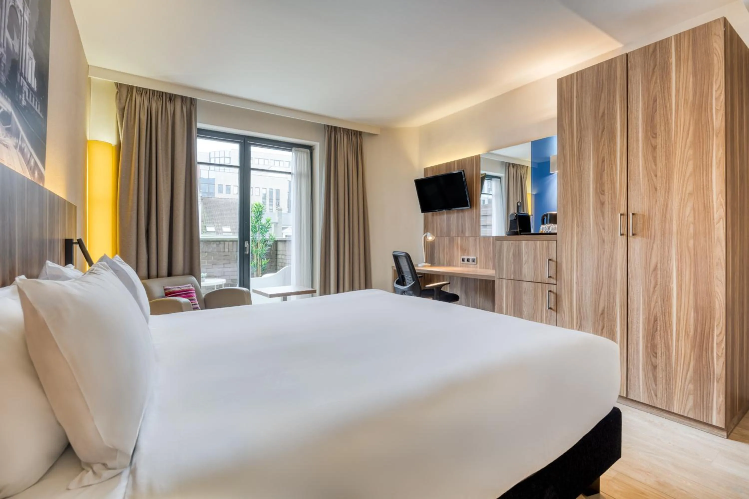 Photo of the whole room, Bed in Holiday Inn Brussels Schuman by IHG