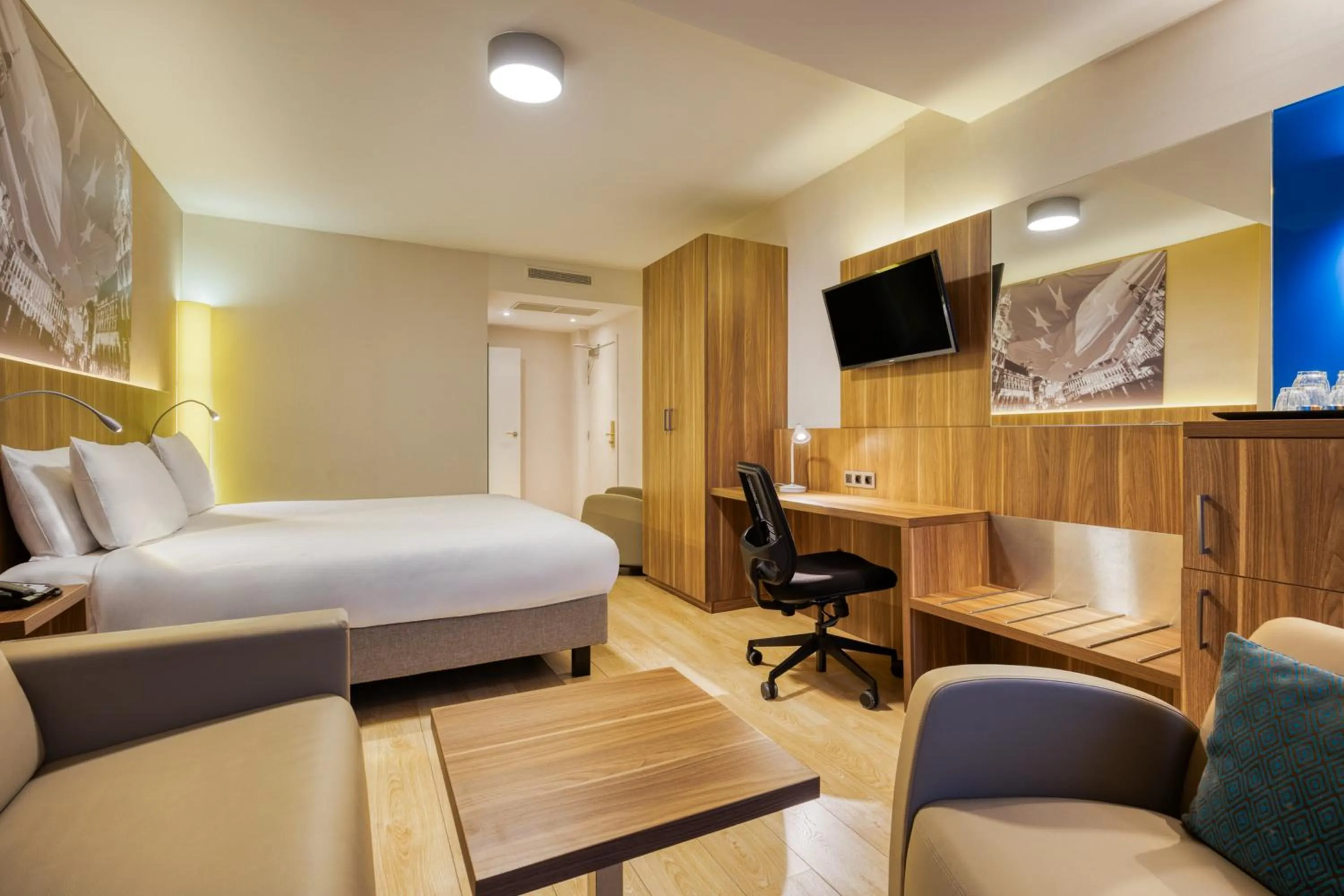 Photo of the whole room, Bed in Holiday Inn Brussels Schuman by IHG