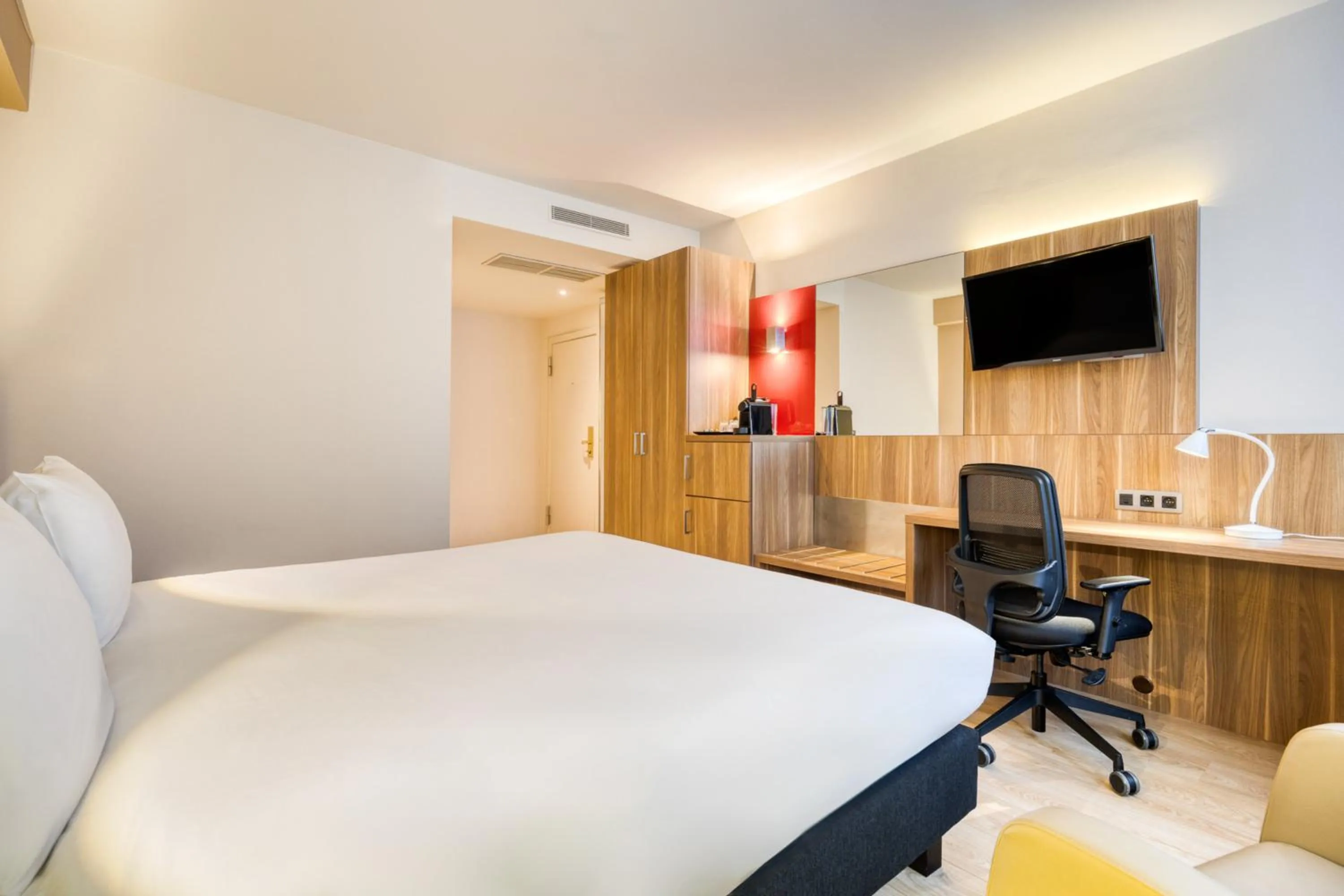 Photo of the whole room, Bed in Holiday Inn Brussels Schuman by IHG