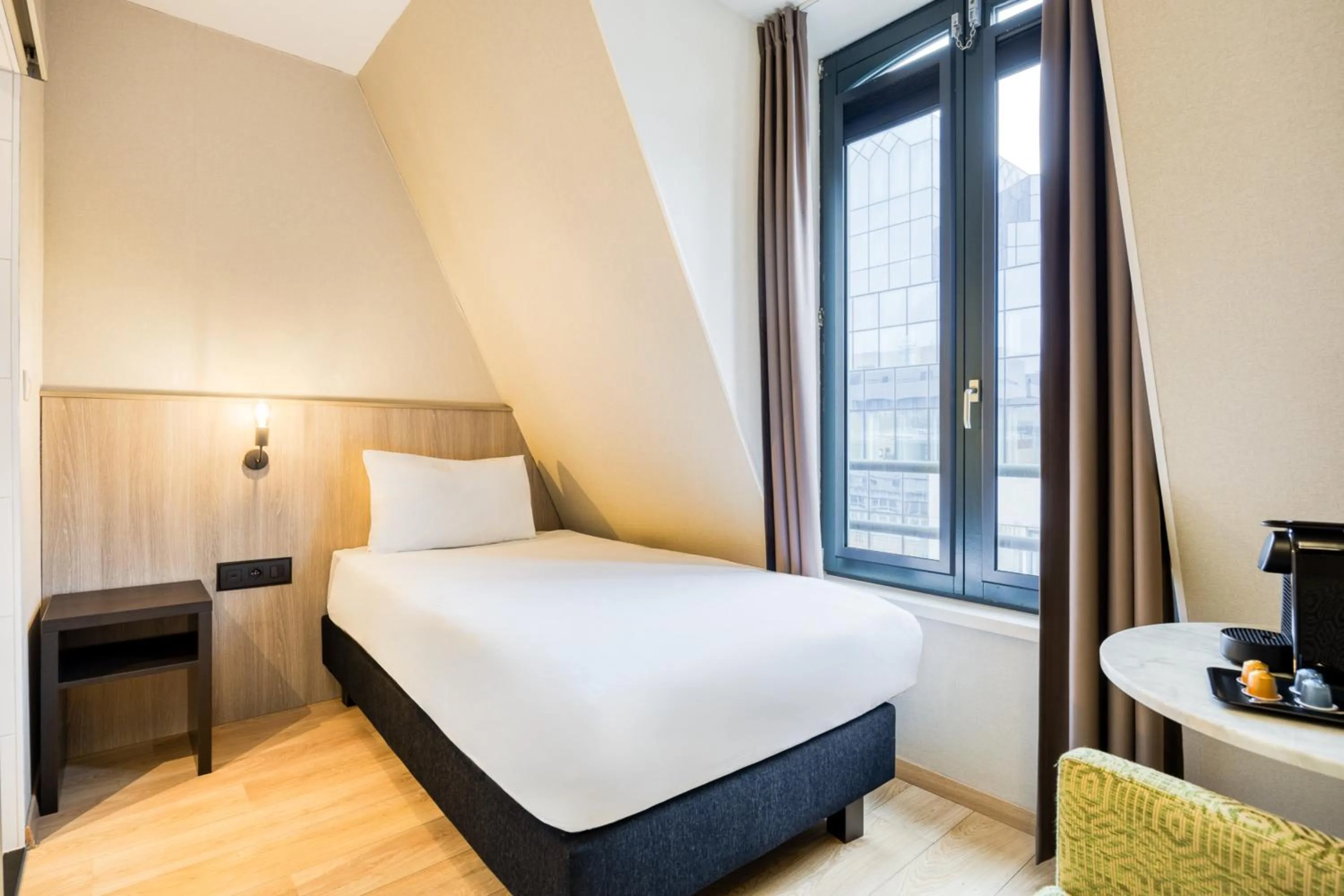 Photo of the whole room, Bed in Holiday Inn Brussels Schuman by IHG