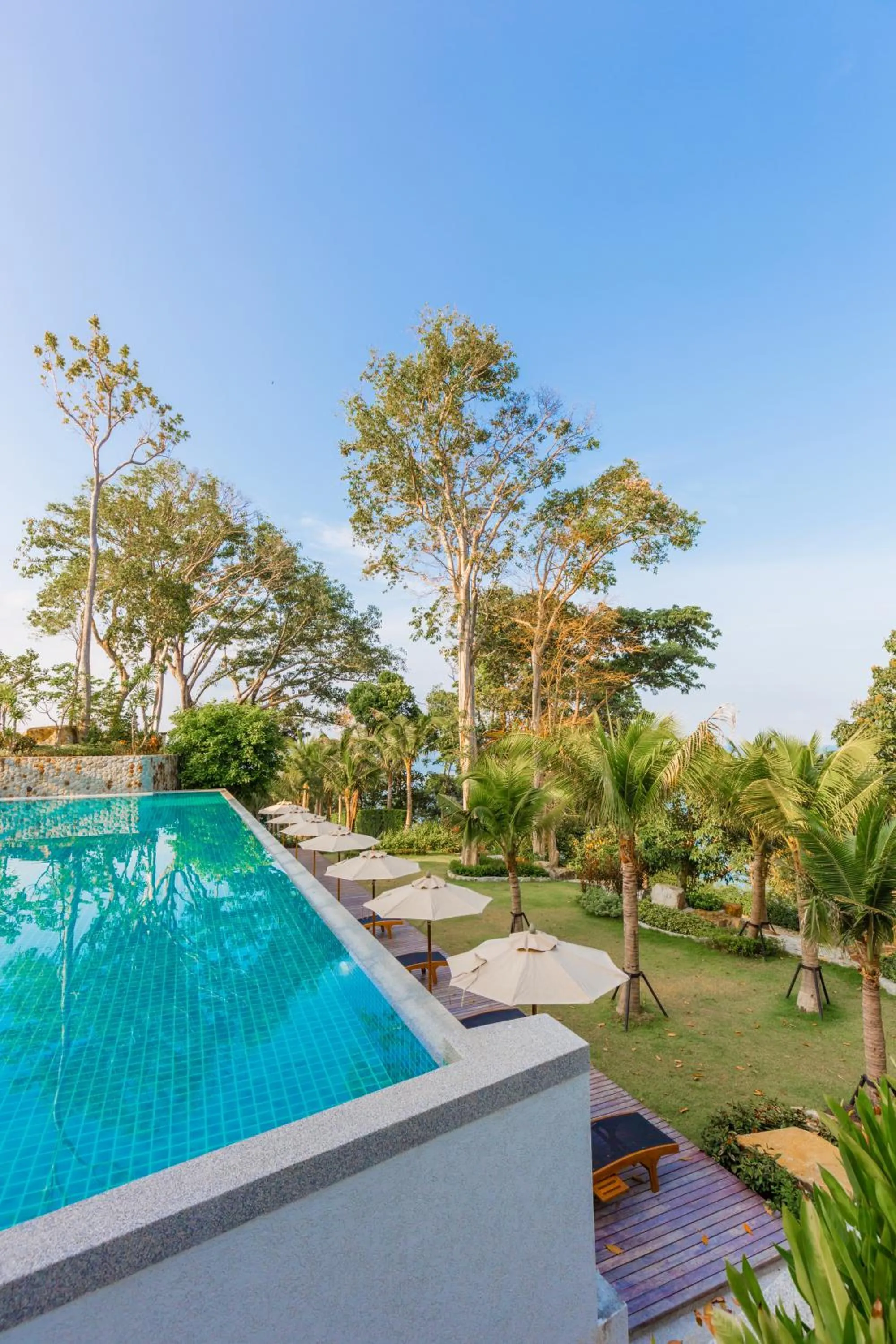 Swimming pool in Wyndham Grand Phuket Kalim Bay