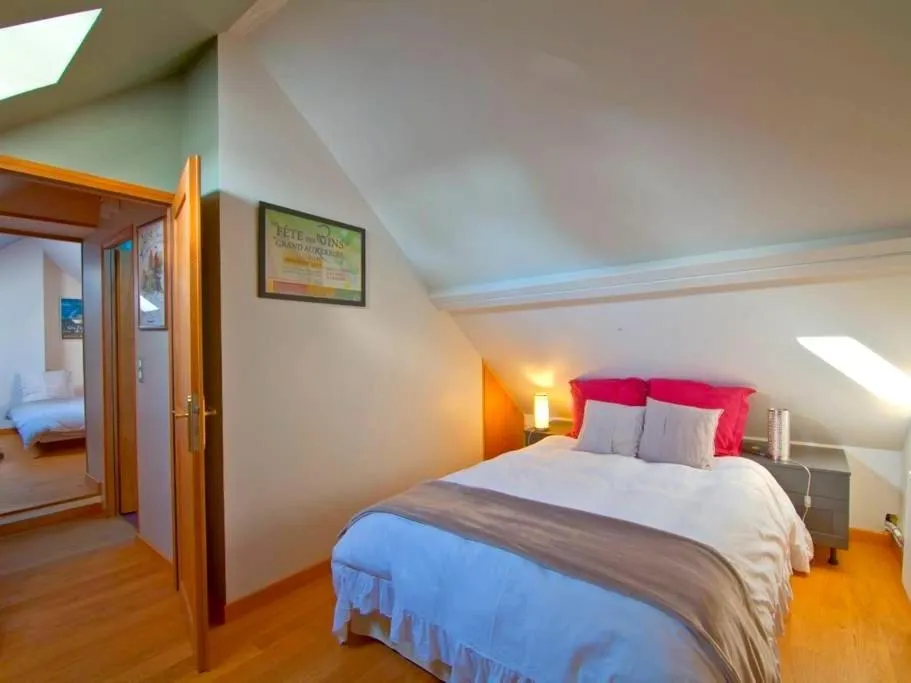 Bedroom, Bed in Les Temps Perdus