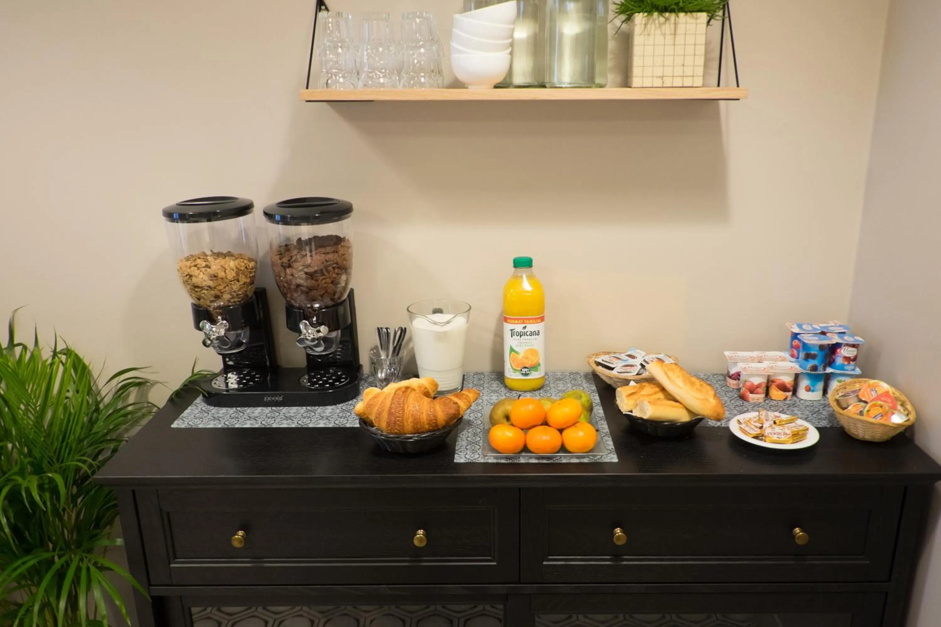 Buffet breakfast in Hôtel De La Gare