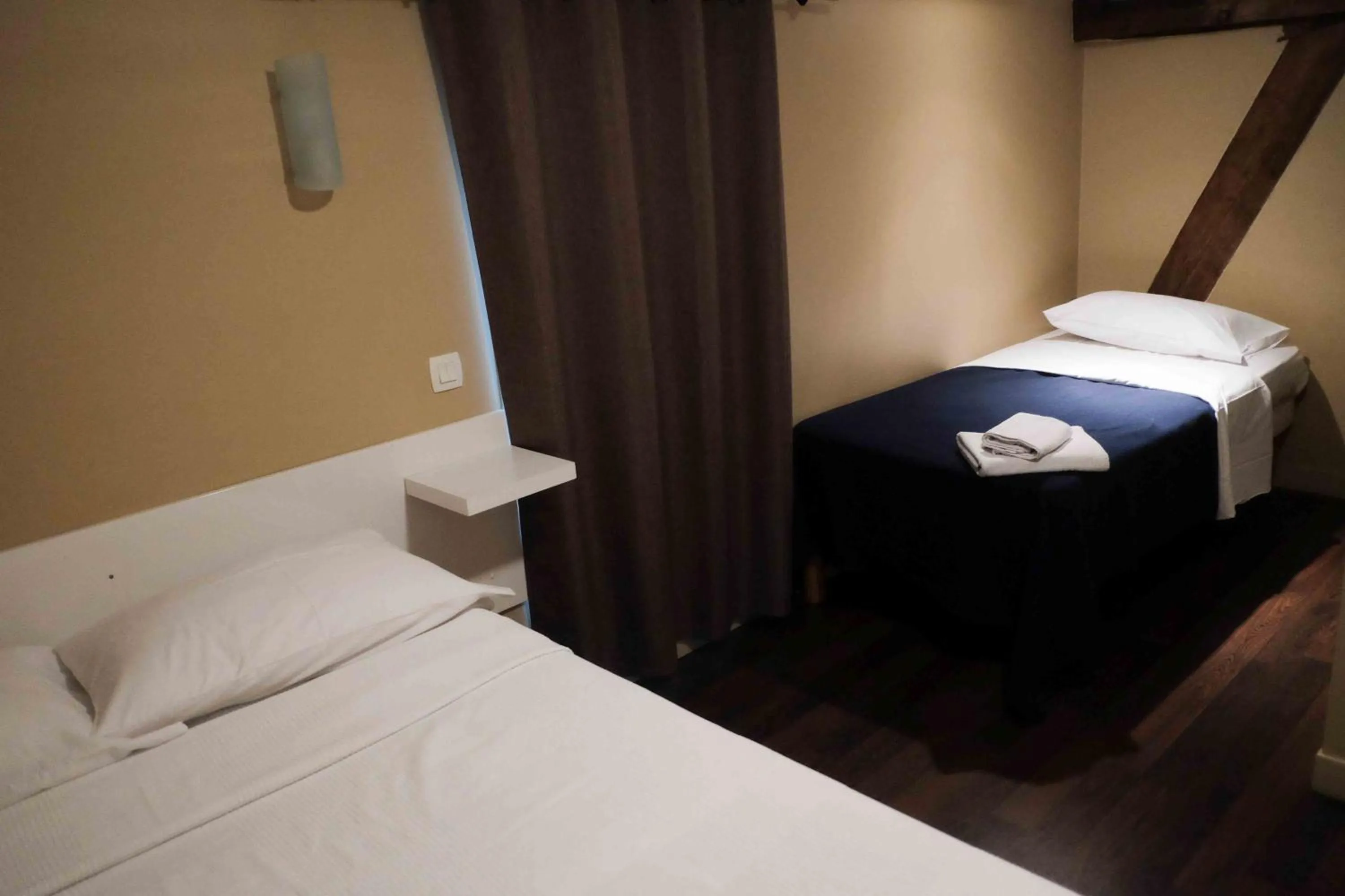 Bedroom, Bed in Hôtel De La Gare