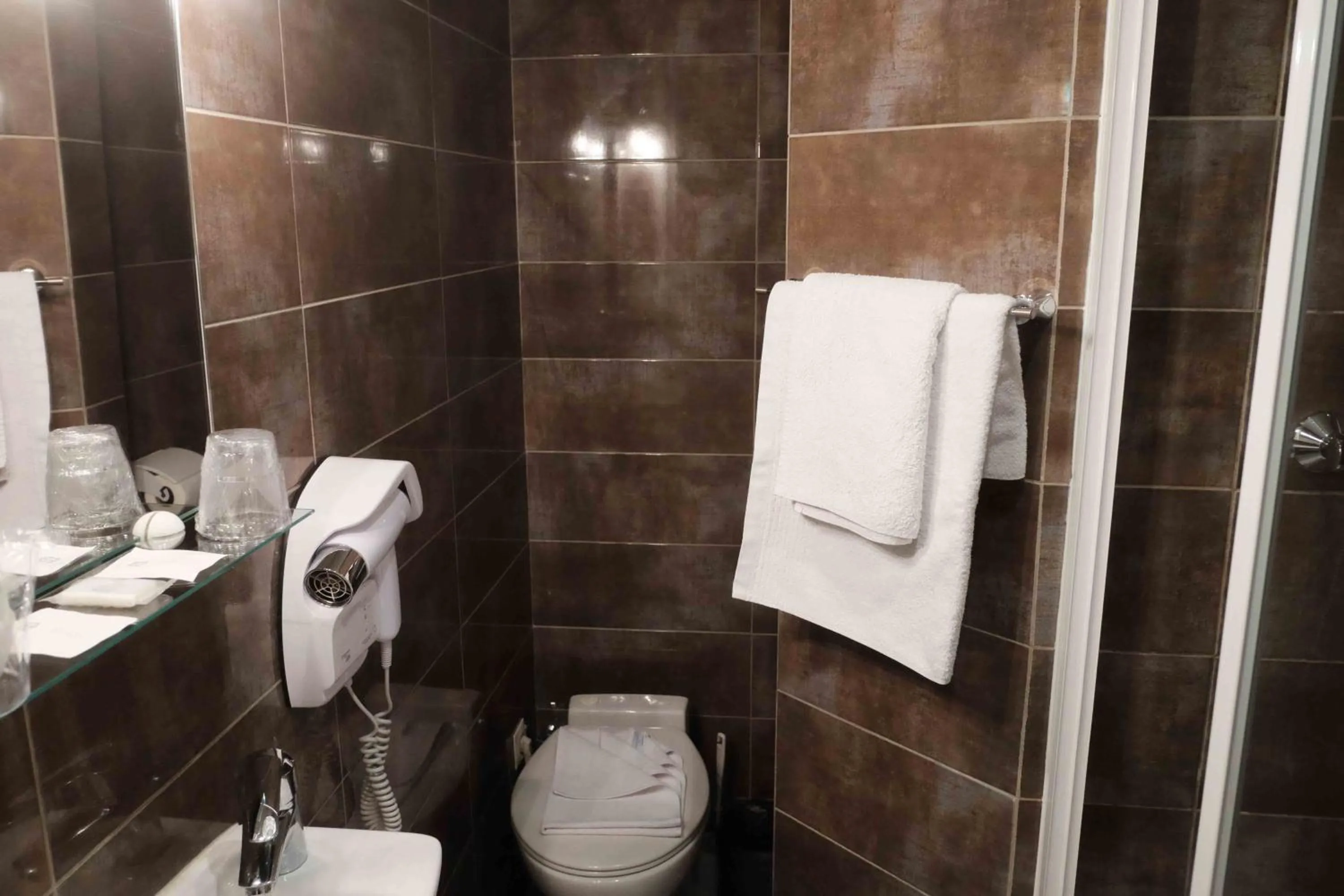 Bathroom in Hôtel De La Gare