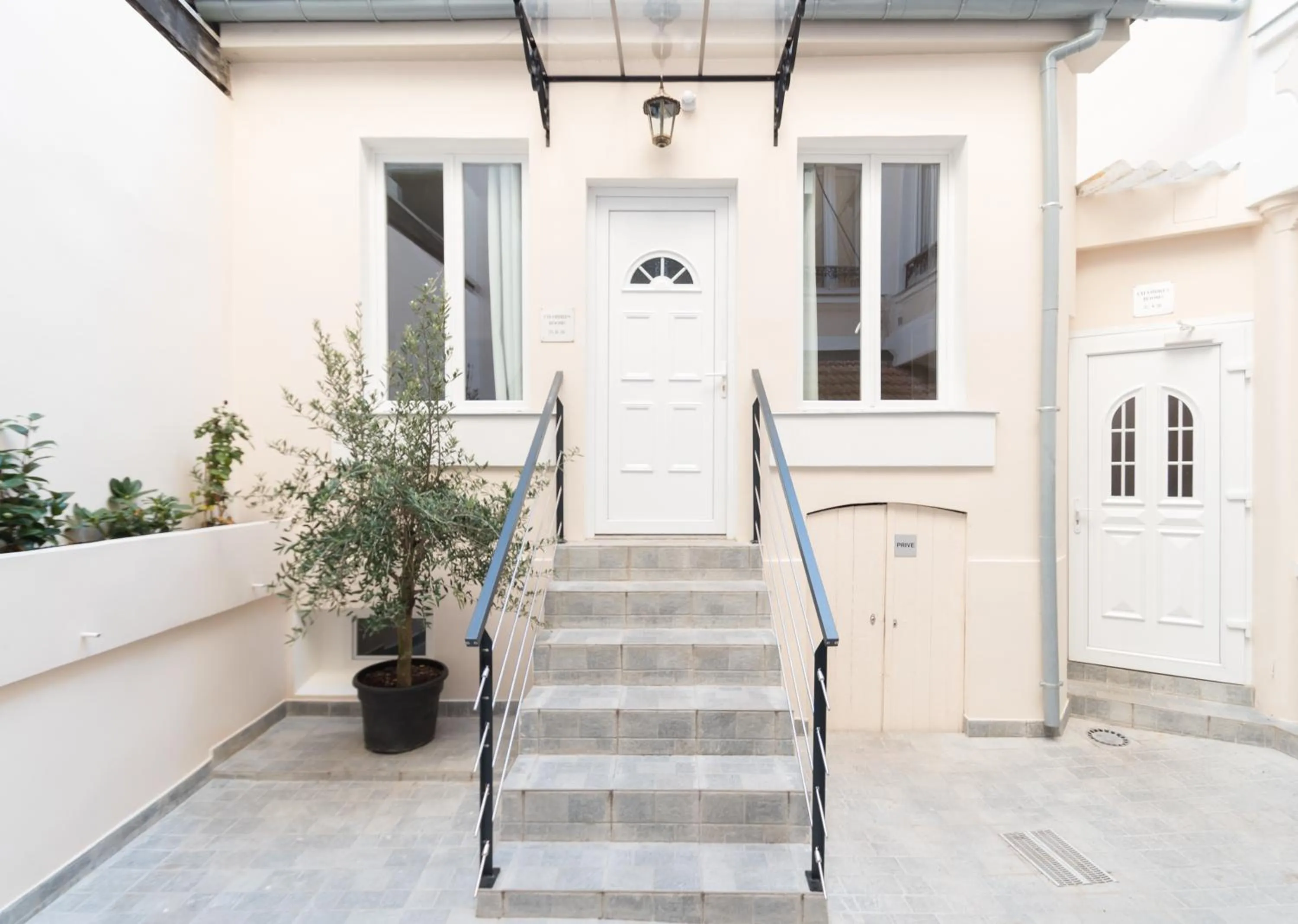 Facade/entrance in Hôtel De La Gare