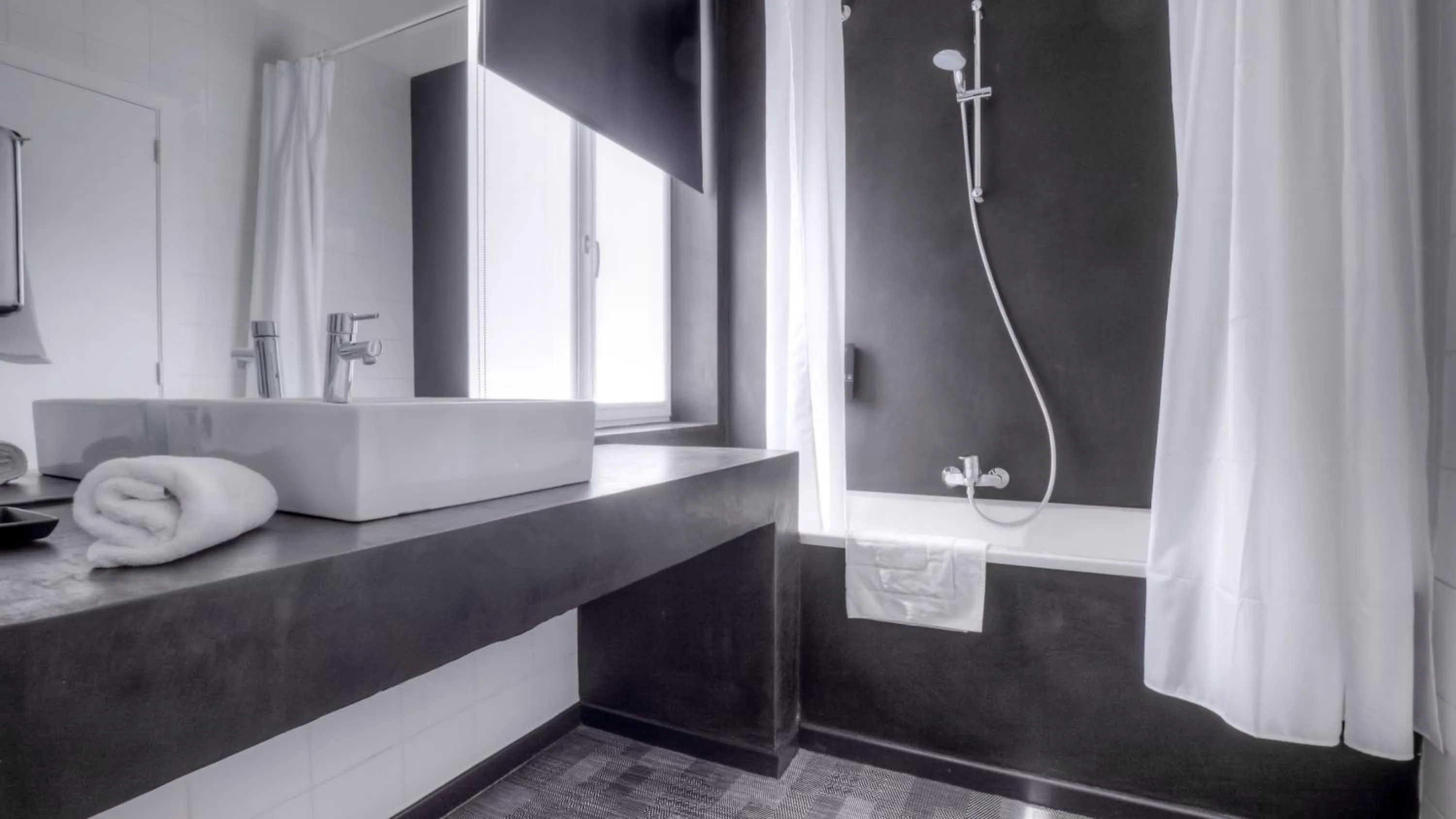 Bathroom, Bed in Hotel St James