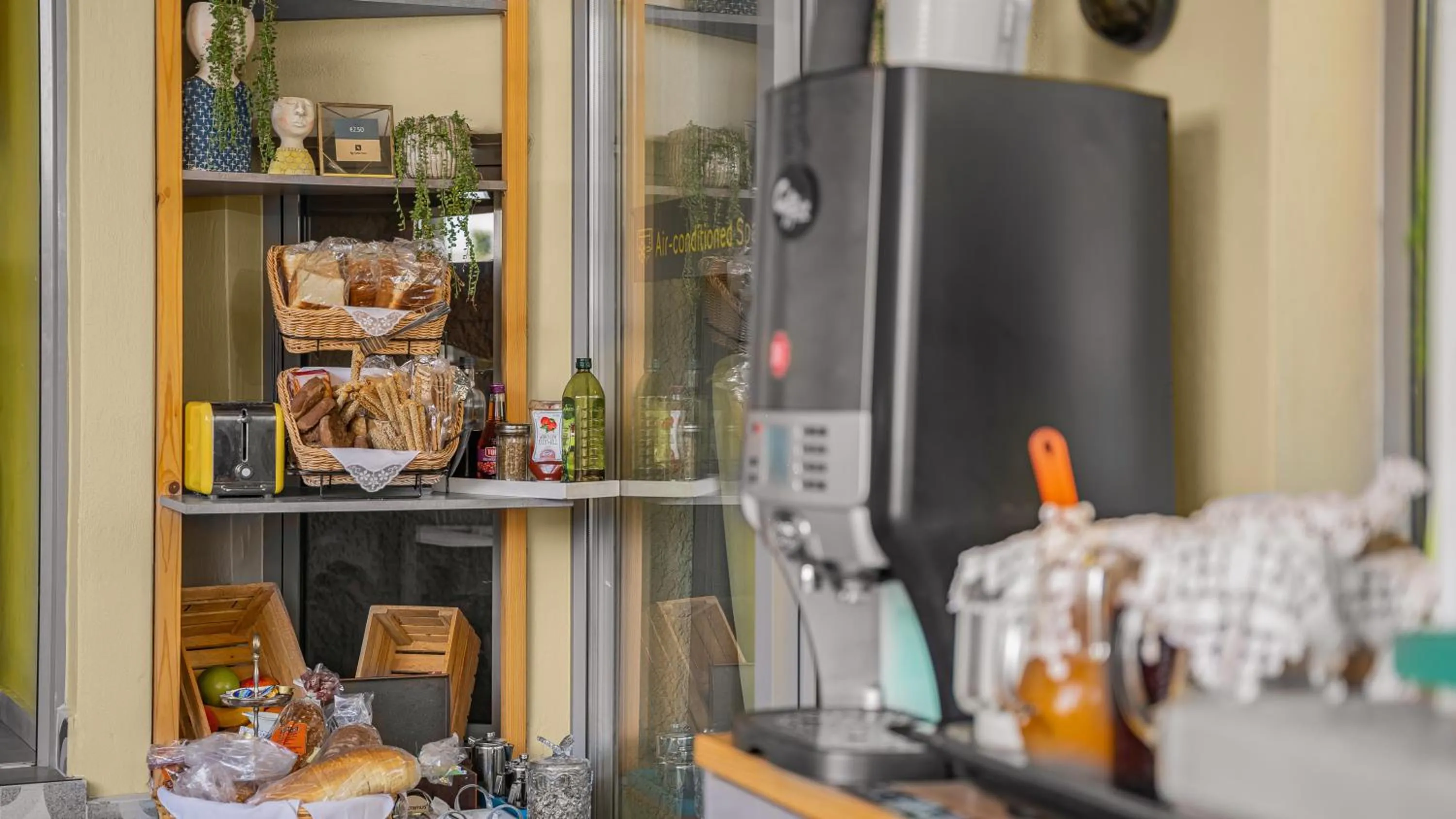 Area and facilities in Sunshine Boutique Hotel by Estia