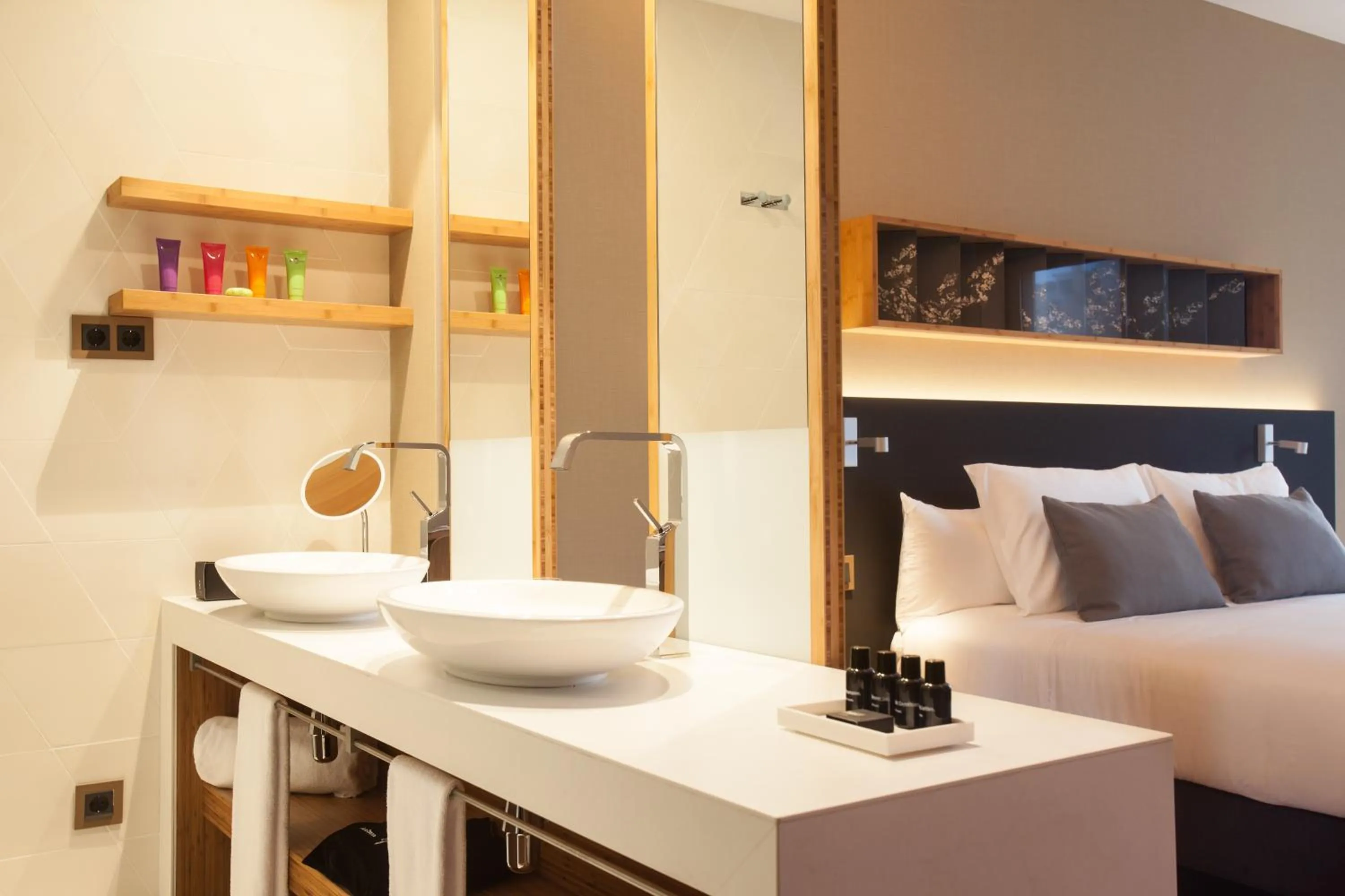 Bathroom, Bed in Ocean Drive Barcelona