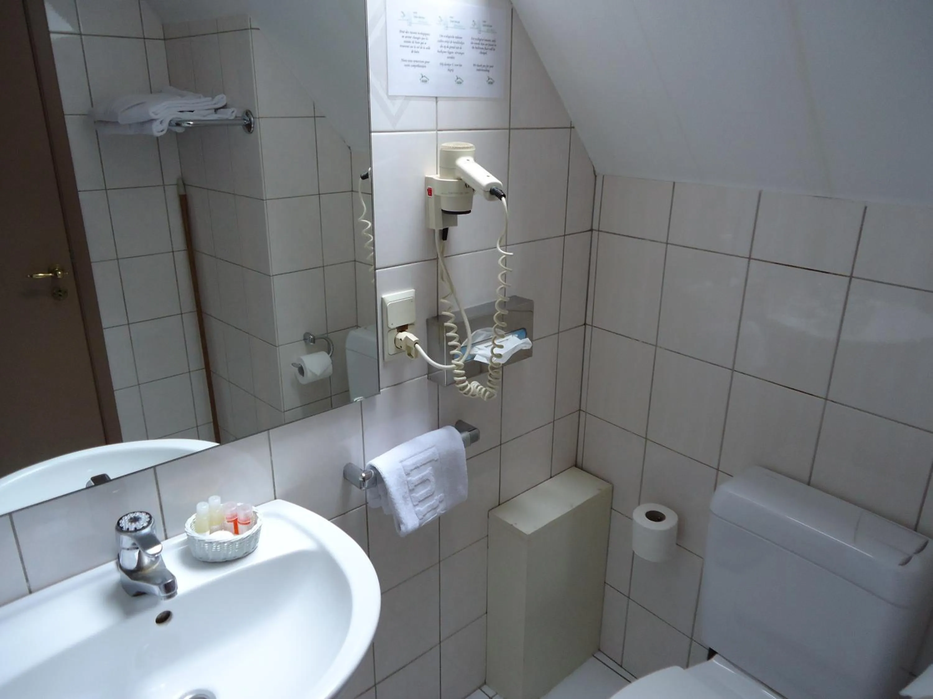 Bathroom in Résidence-Hotel Le Quinze Grand Place Brussels