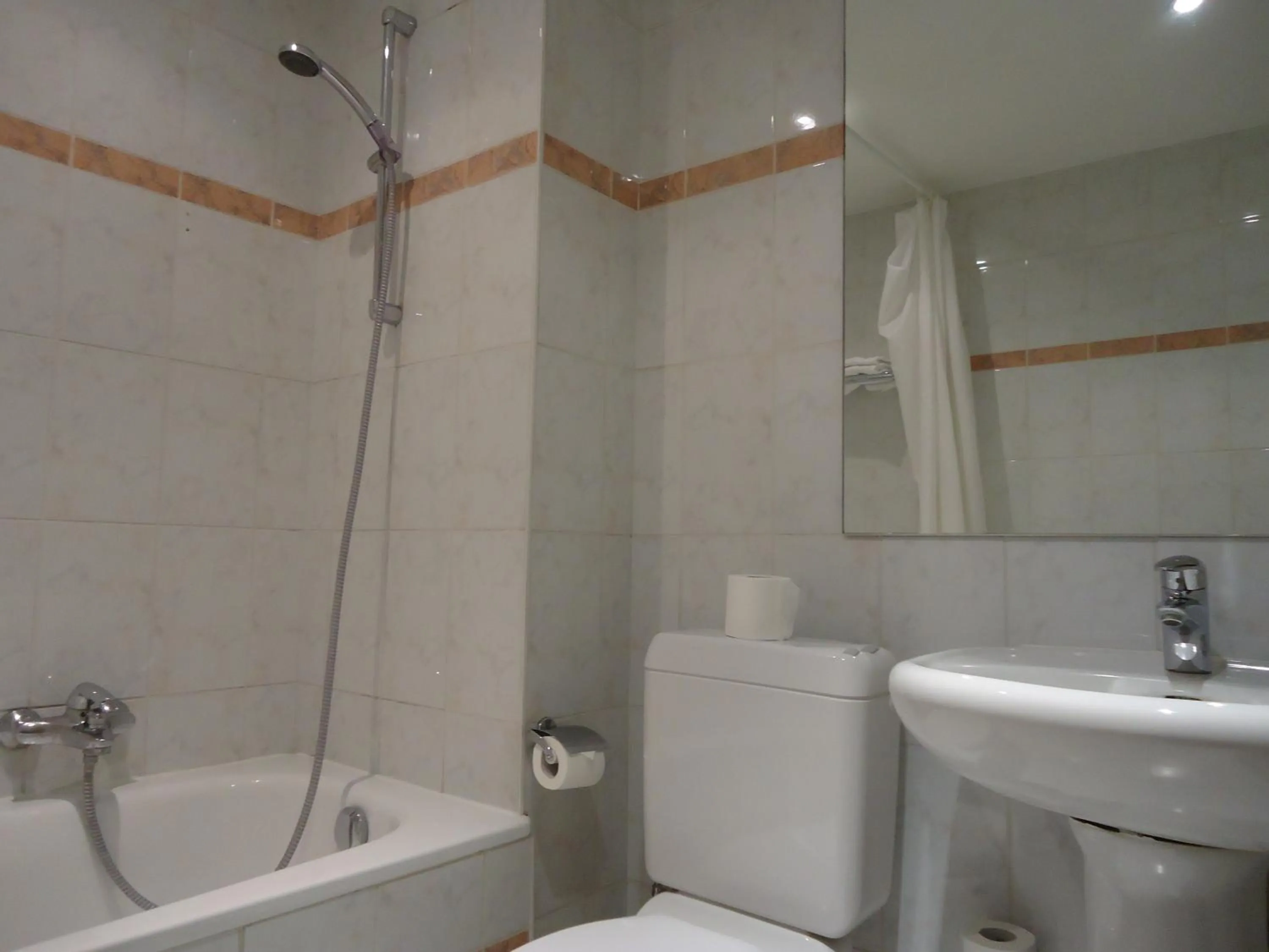 Bathroom in Résidence-Hotel Le Quinze Grand Place Brussels