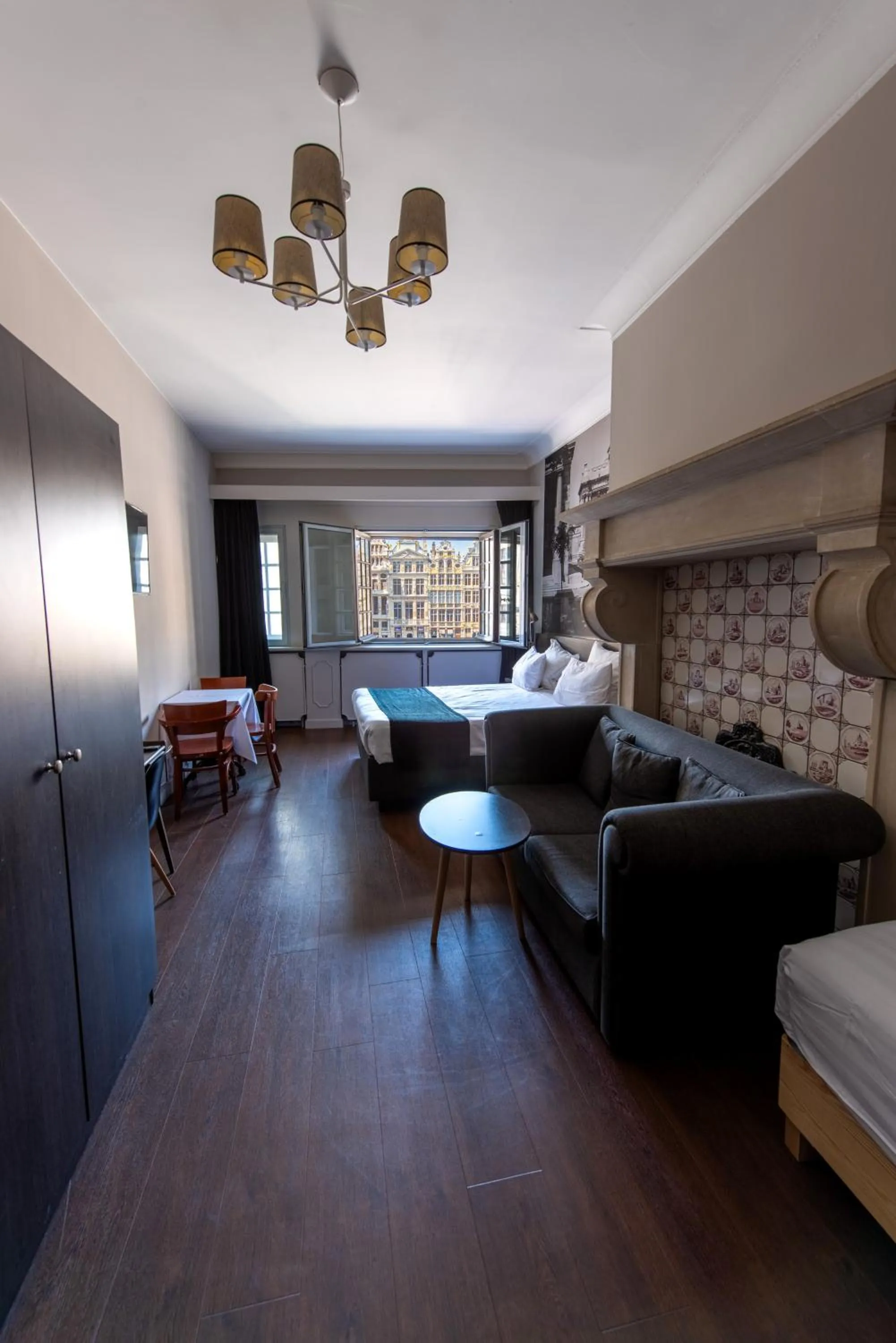 Bed in Résidence-Hotel Le Quinze Grand Place Brussels