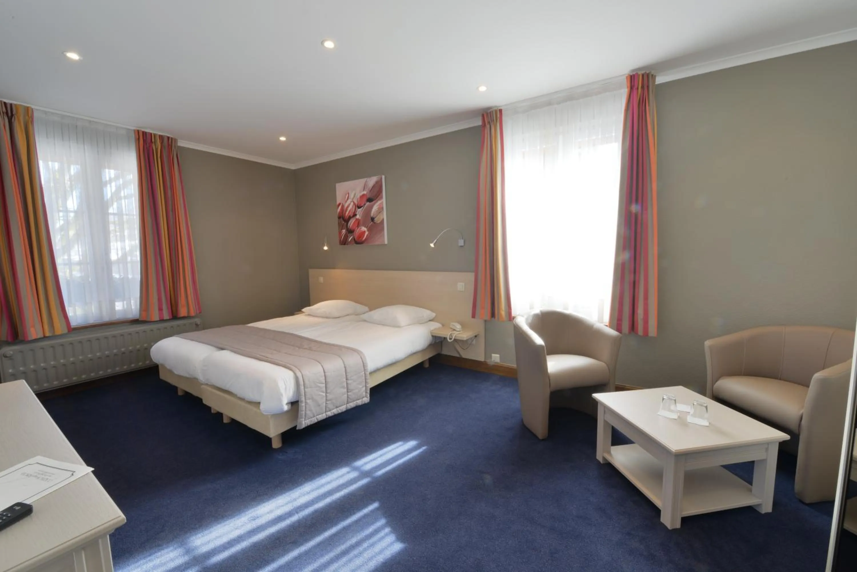 Seating area, Bed in Hotel des Ardennes