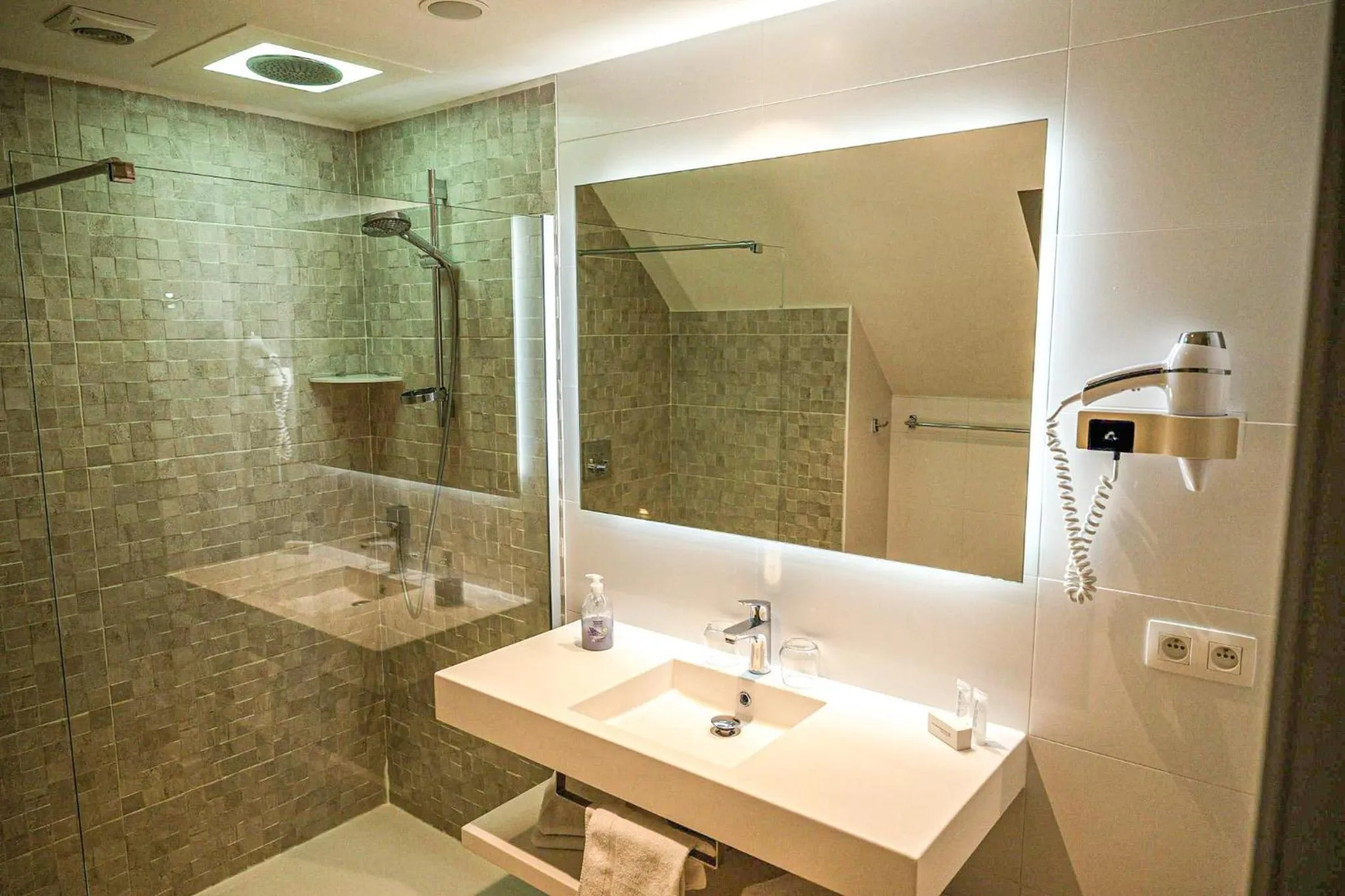 Bathroom in Hotel La Caleche