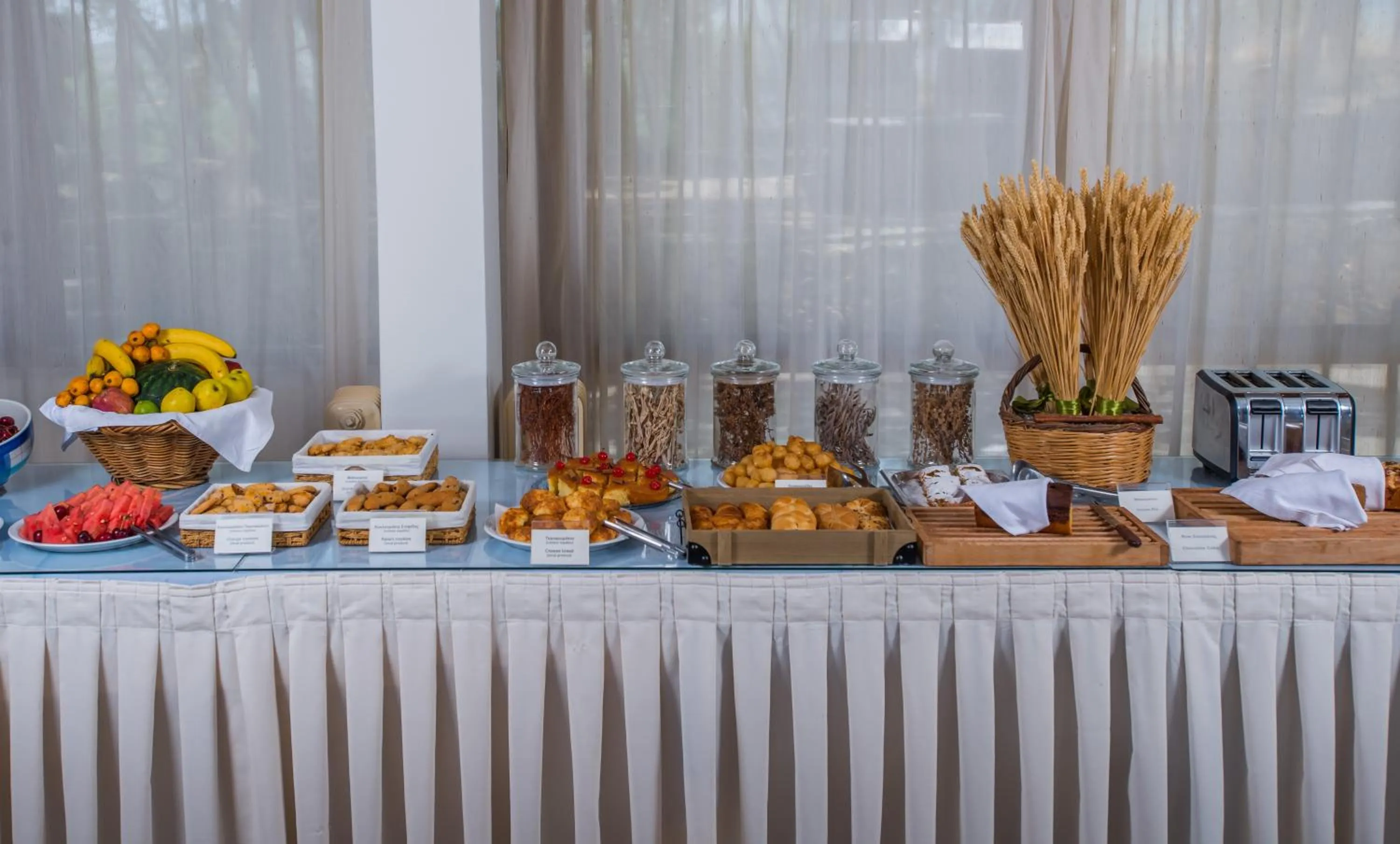 Restaurant/places to eat in Delfinia Hotel & Bungalows