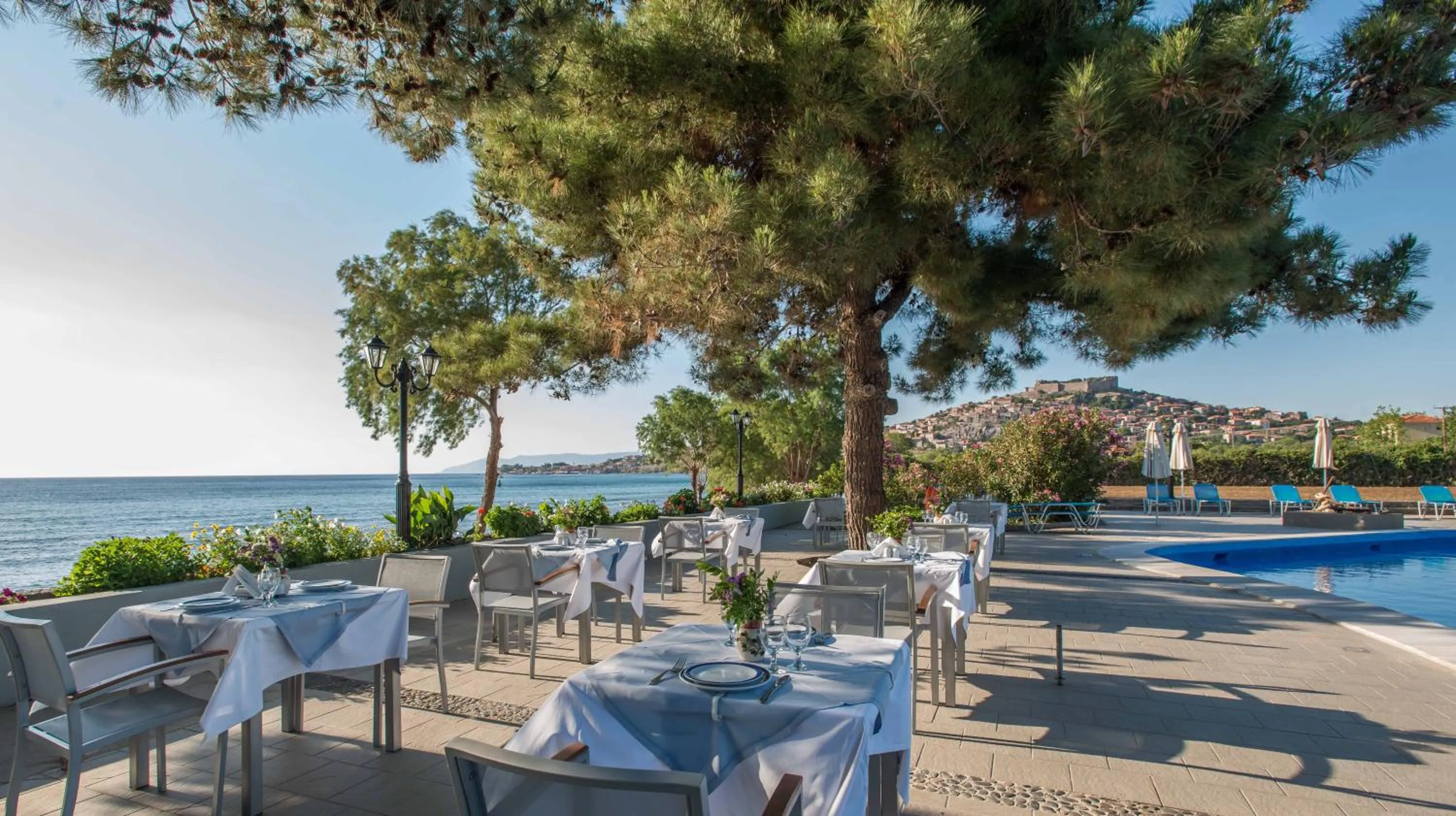 Restaurant/places to eat in Delfinia Hotel & Bungalows