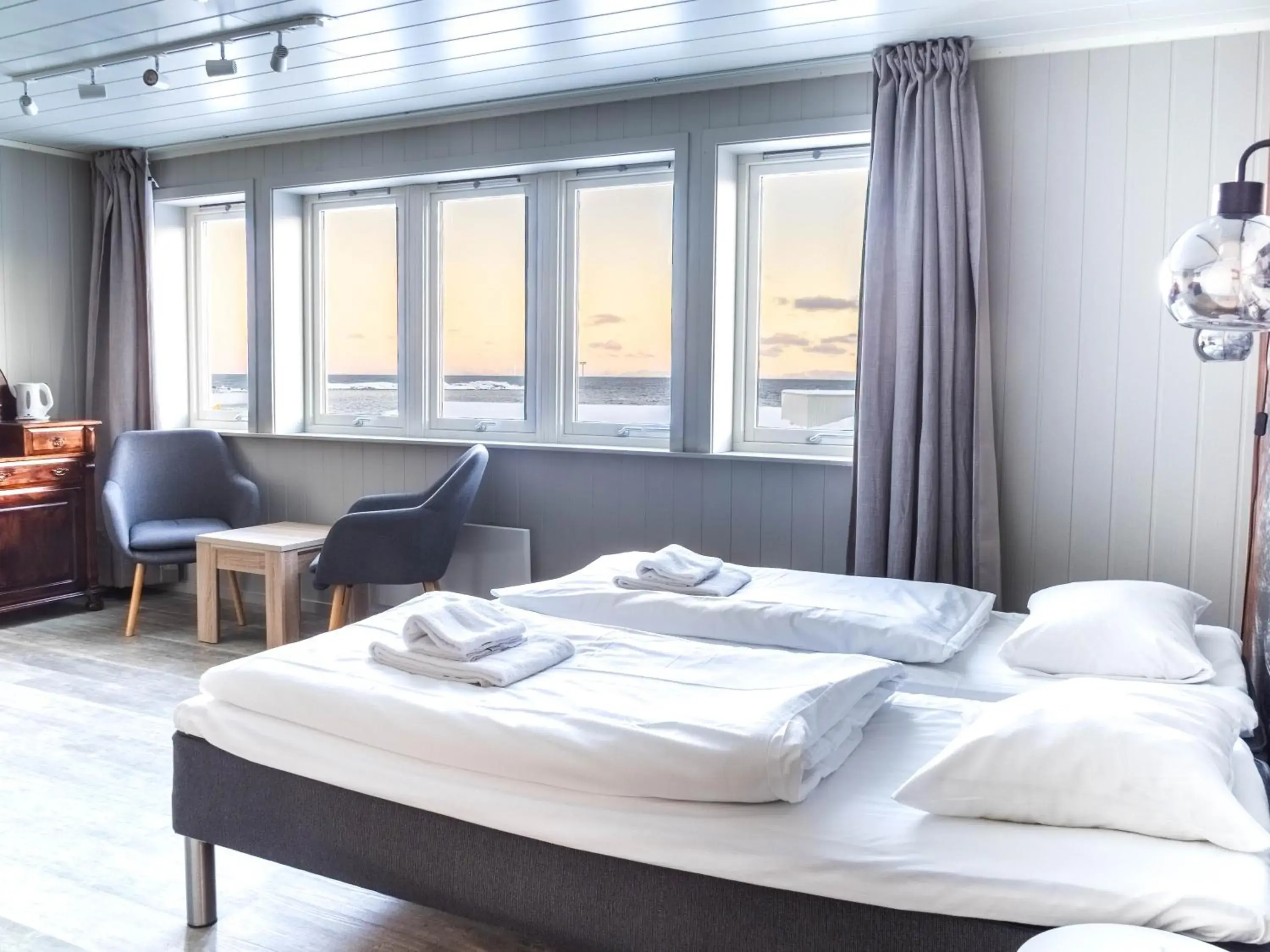 Family Room in Lofoten Bed & Breakfast Reine - Rooms & Apartments Family Room in Lofoten Bed & Breakfast Reine - Rooms & Apartments