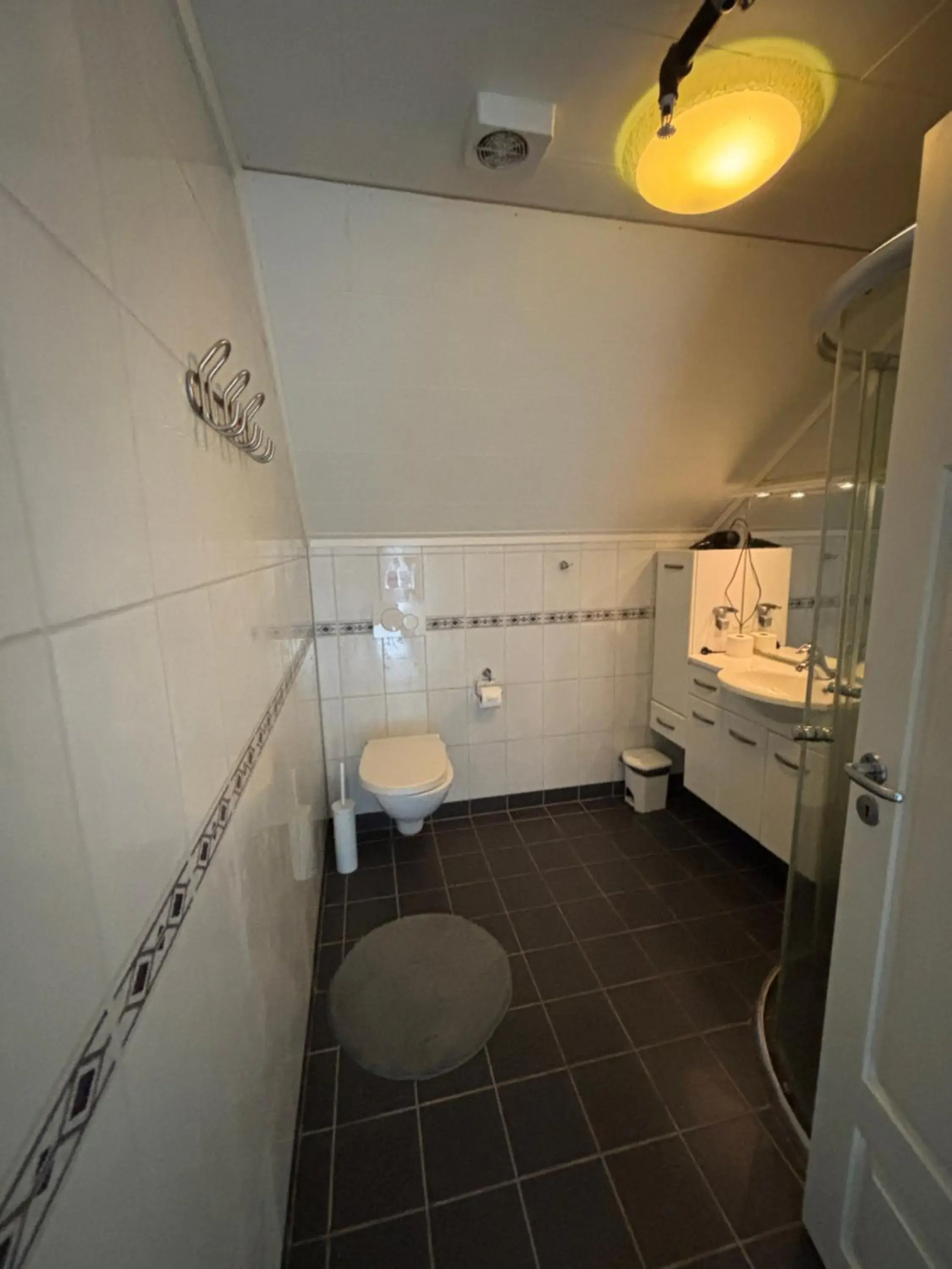 Twin Room with Shared Bathroom top floor in Lofoten Bed & Breakfast Reine - Rooms & Apartments Twin Room with Shared Bathroom top floor in Lofoten Bed & Breakfast Reine - Rooms & Apartments