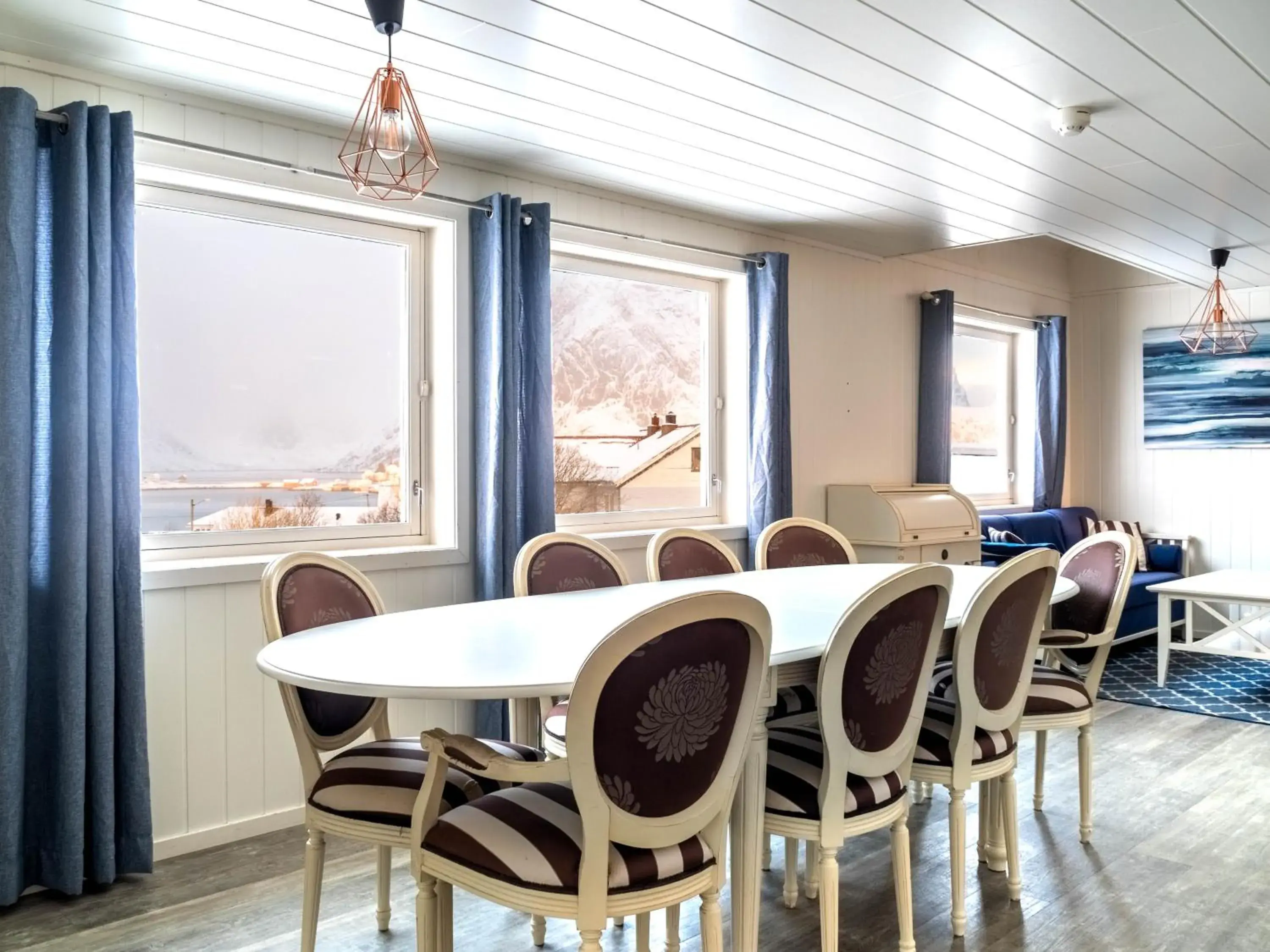 Three-Bedroom Apartment in Lofoten Bed & Breakfast Reine - Rooms & Apartments Three-Bedroom Apartment in Lofoten Bed & Breakfast Reine - Rooms & Apartments