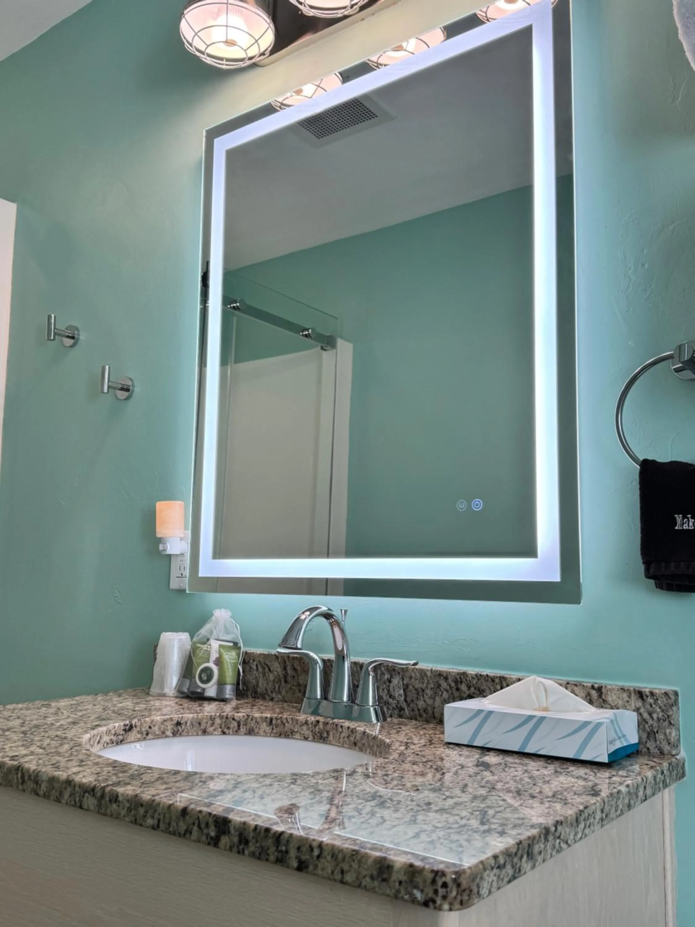 Bathroom in Julie's Park Cafe & Motel