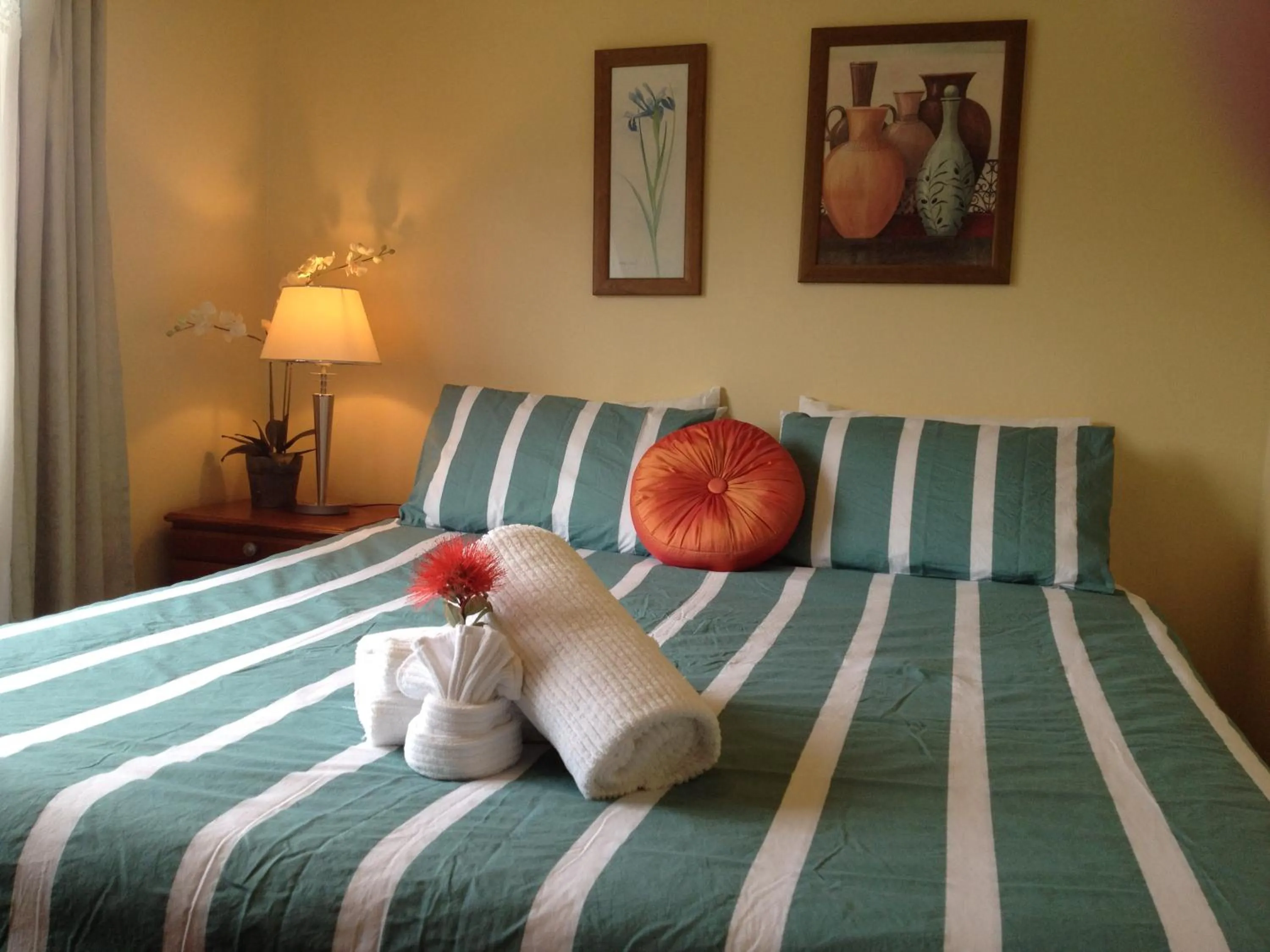 Photo of the whole room, Bed in Seaport Village