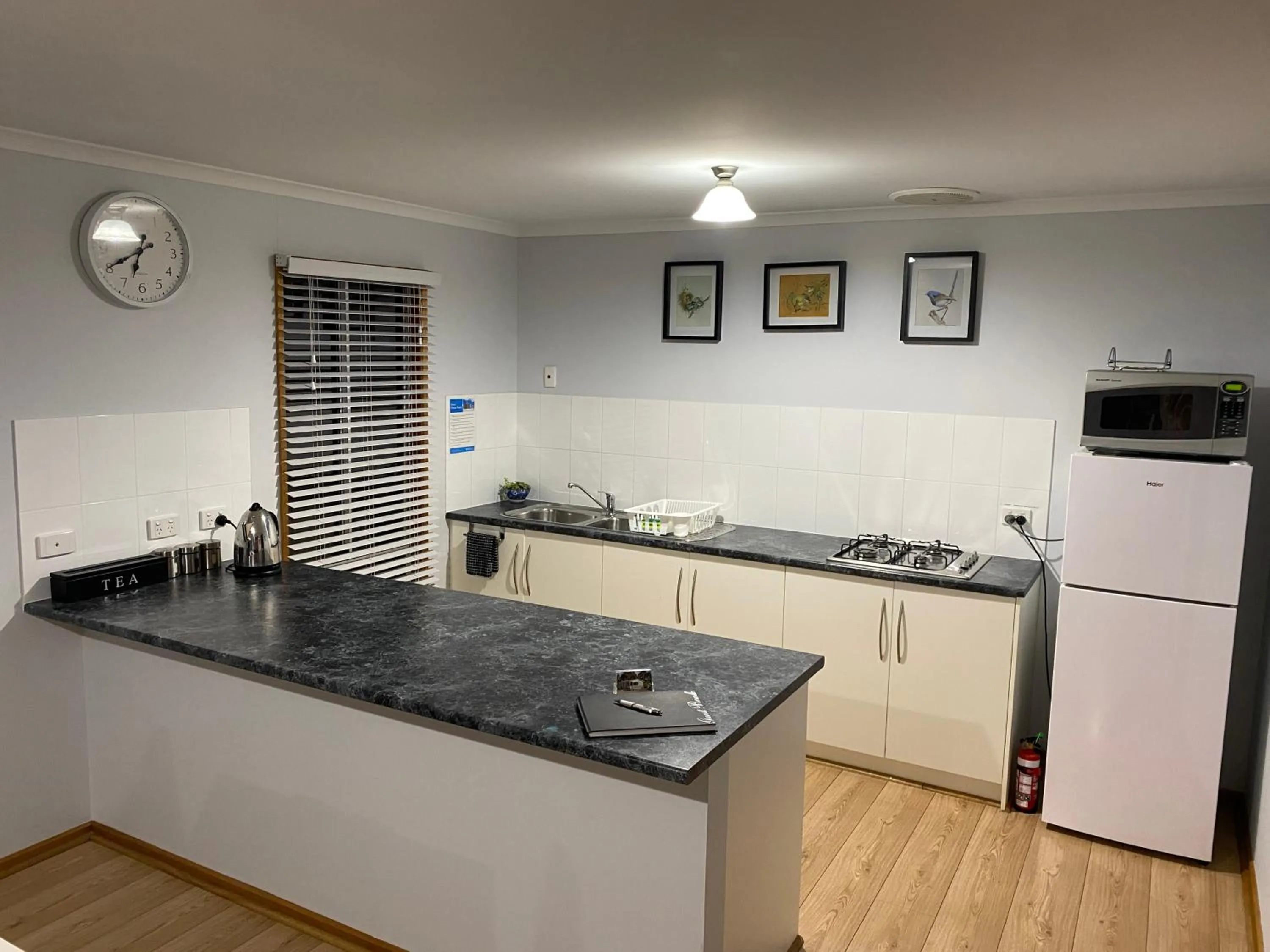 Kitchen or kitchenette in Lazy Days Cottage - Victor Harbor