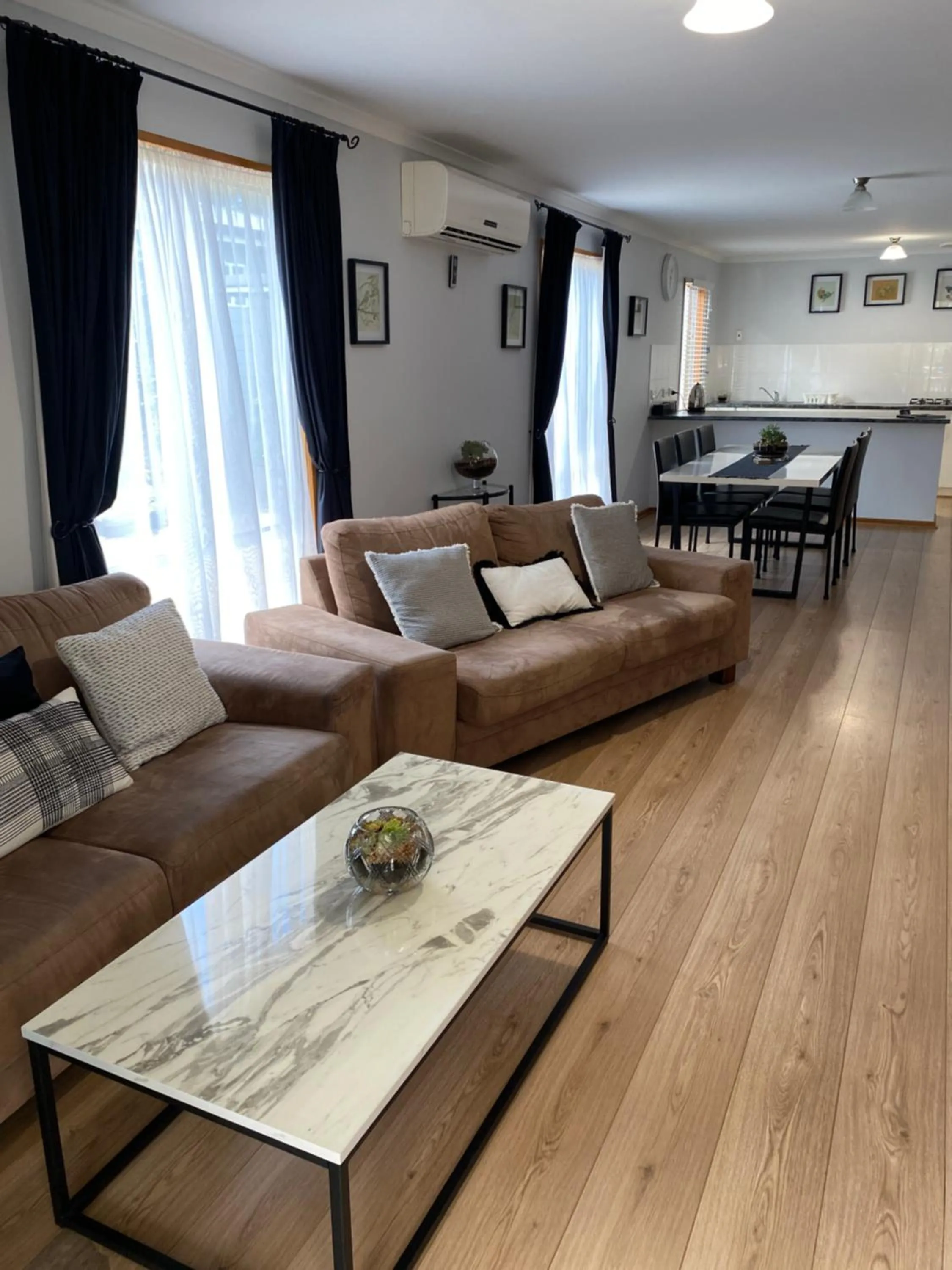 Living room in Lazy Days Cottage - Victor Harbor