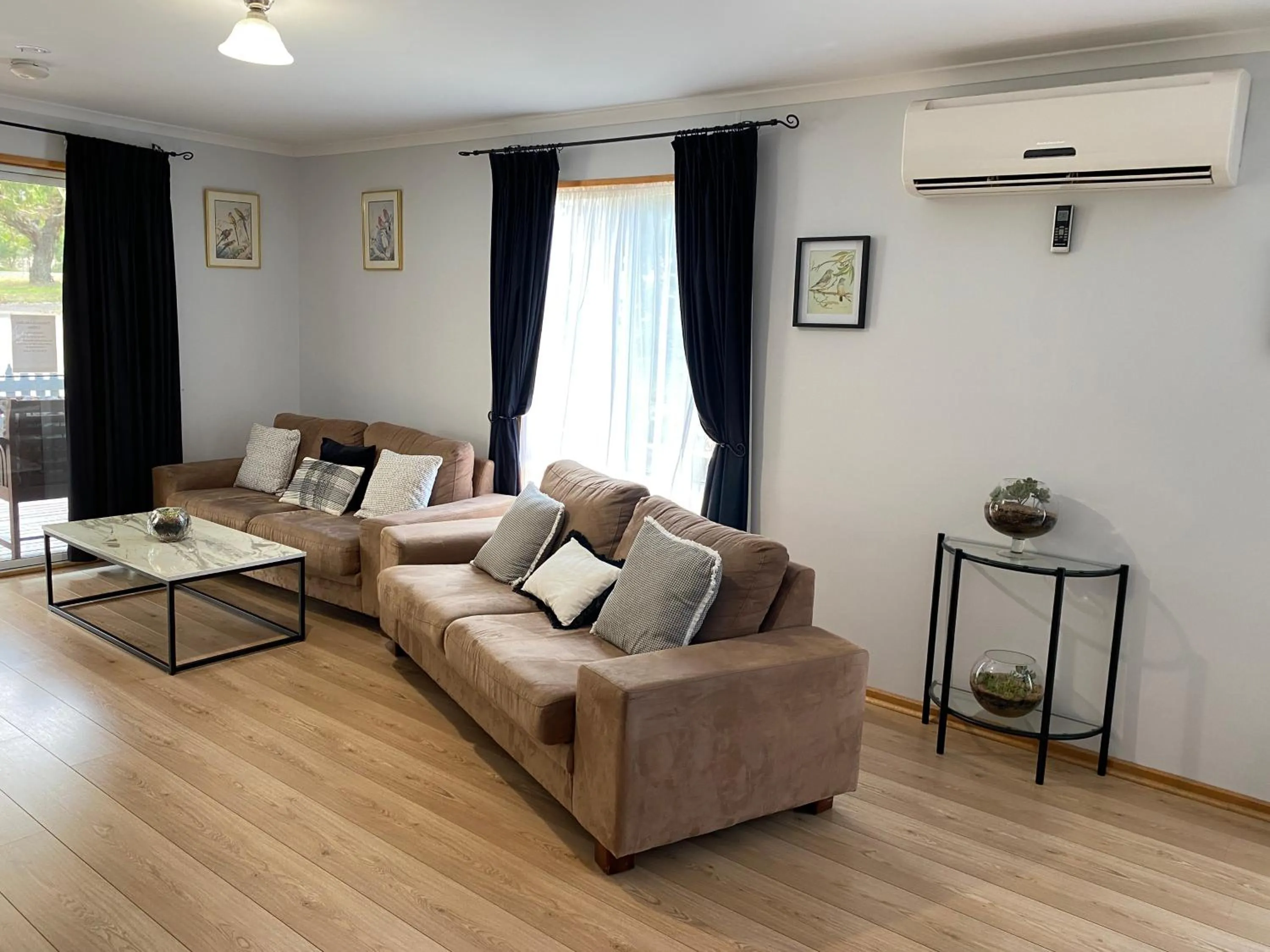 Living room in Lazy Days Cottage - Victor Harbor
