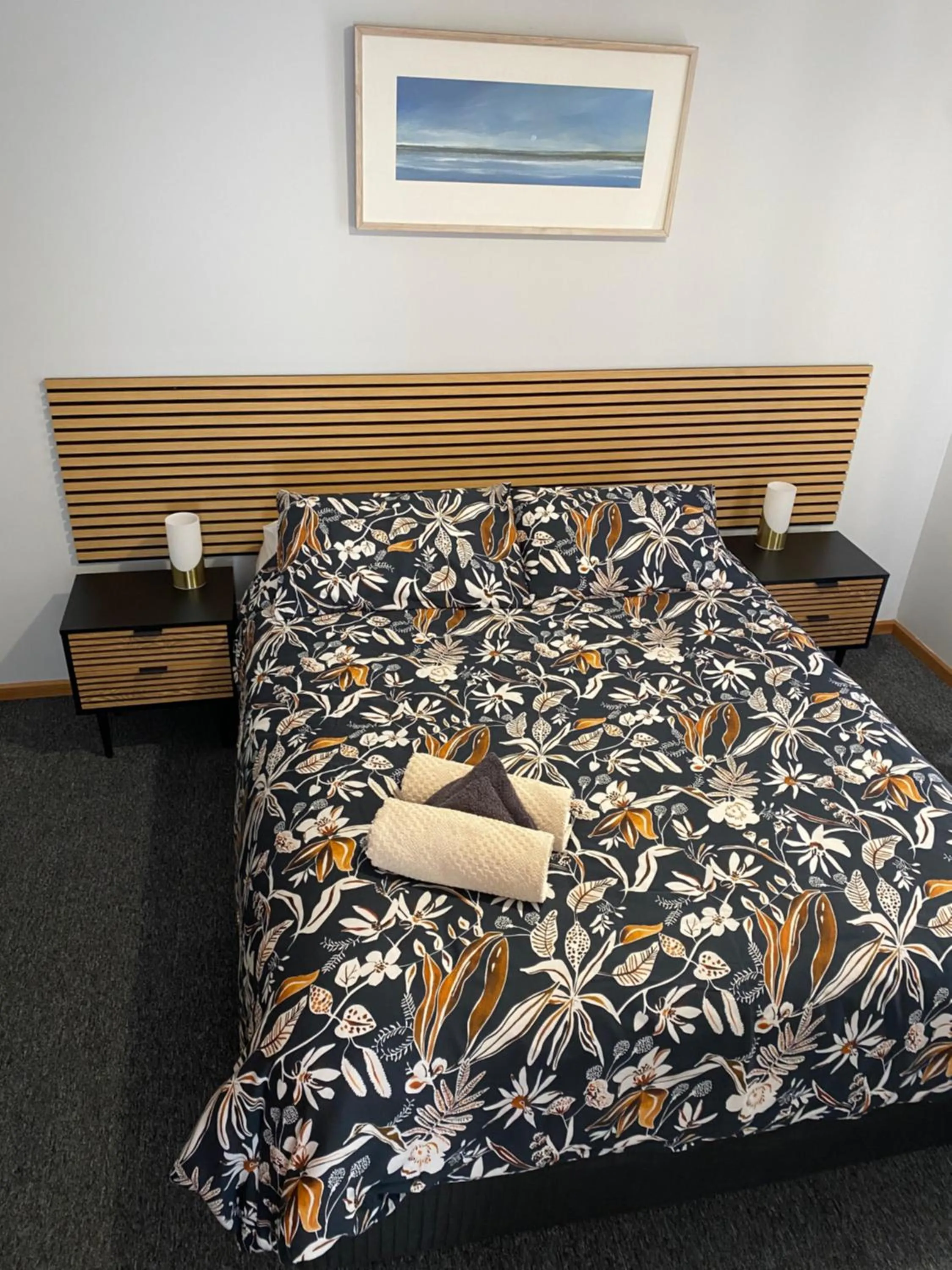 Bedroom, Bed in Lazy Days Cottage - Victor Harbor