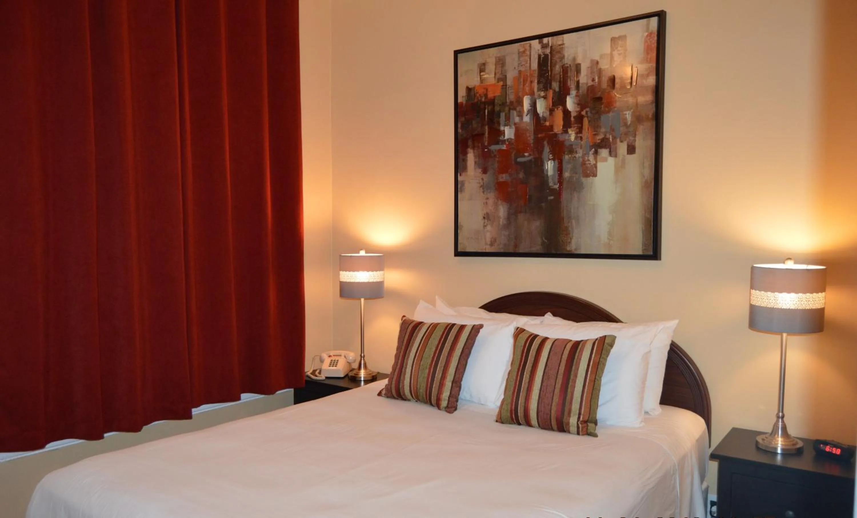 Bedroom, Bed in SF Plaza Hotel