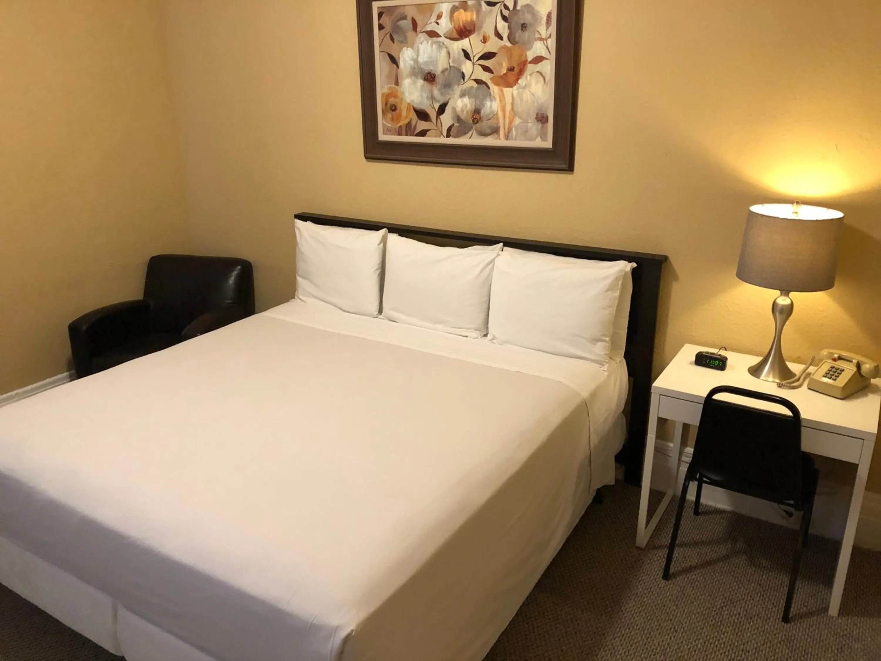 Bed in SF Plaza Hotel