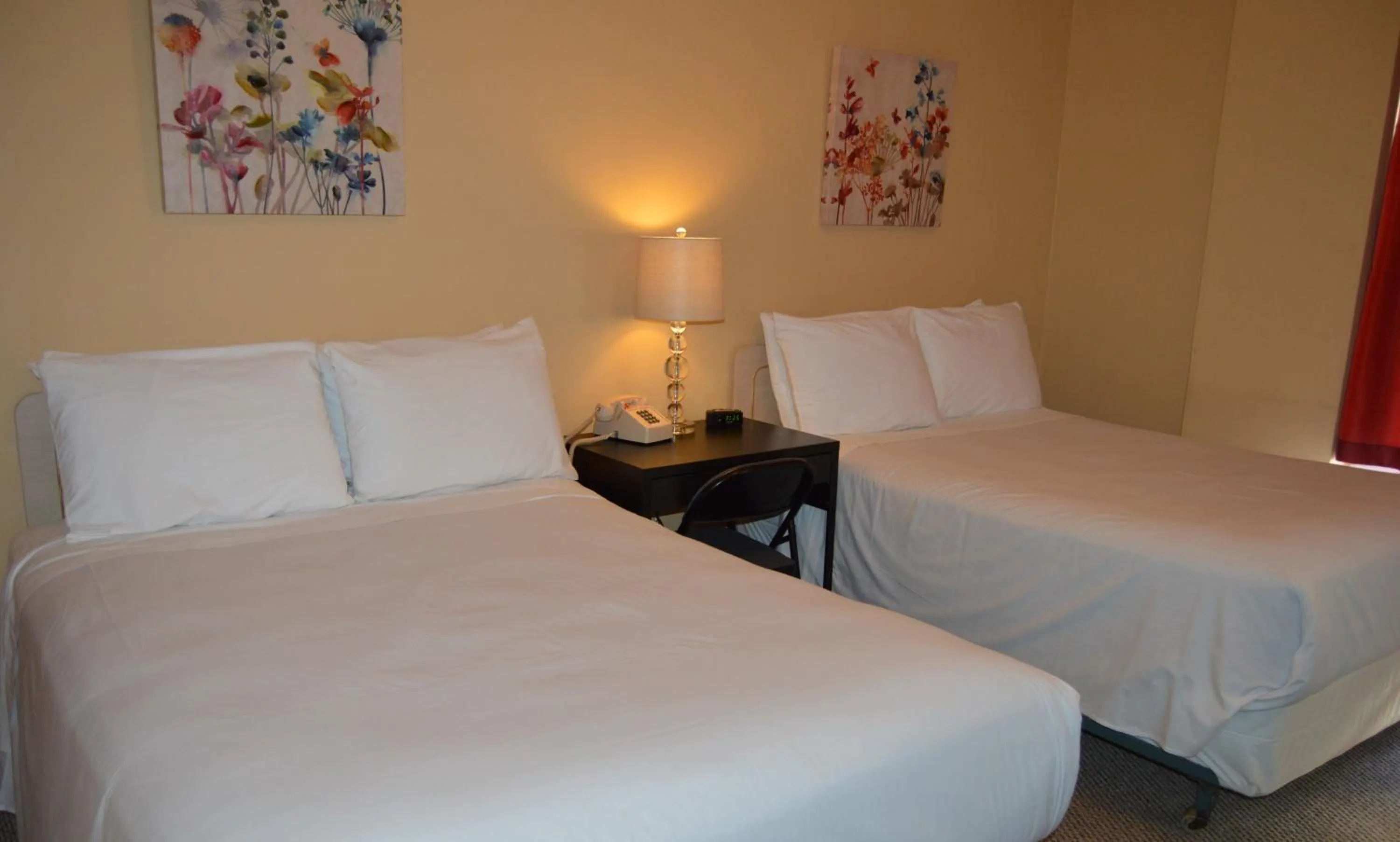 Photo of the whole room, Bed in SF Plaza Hotel