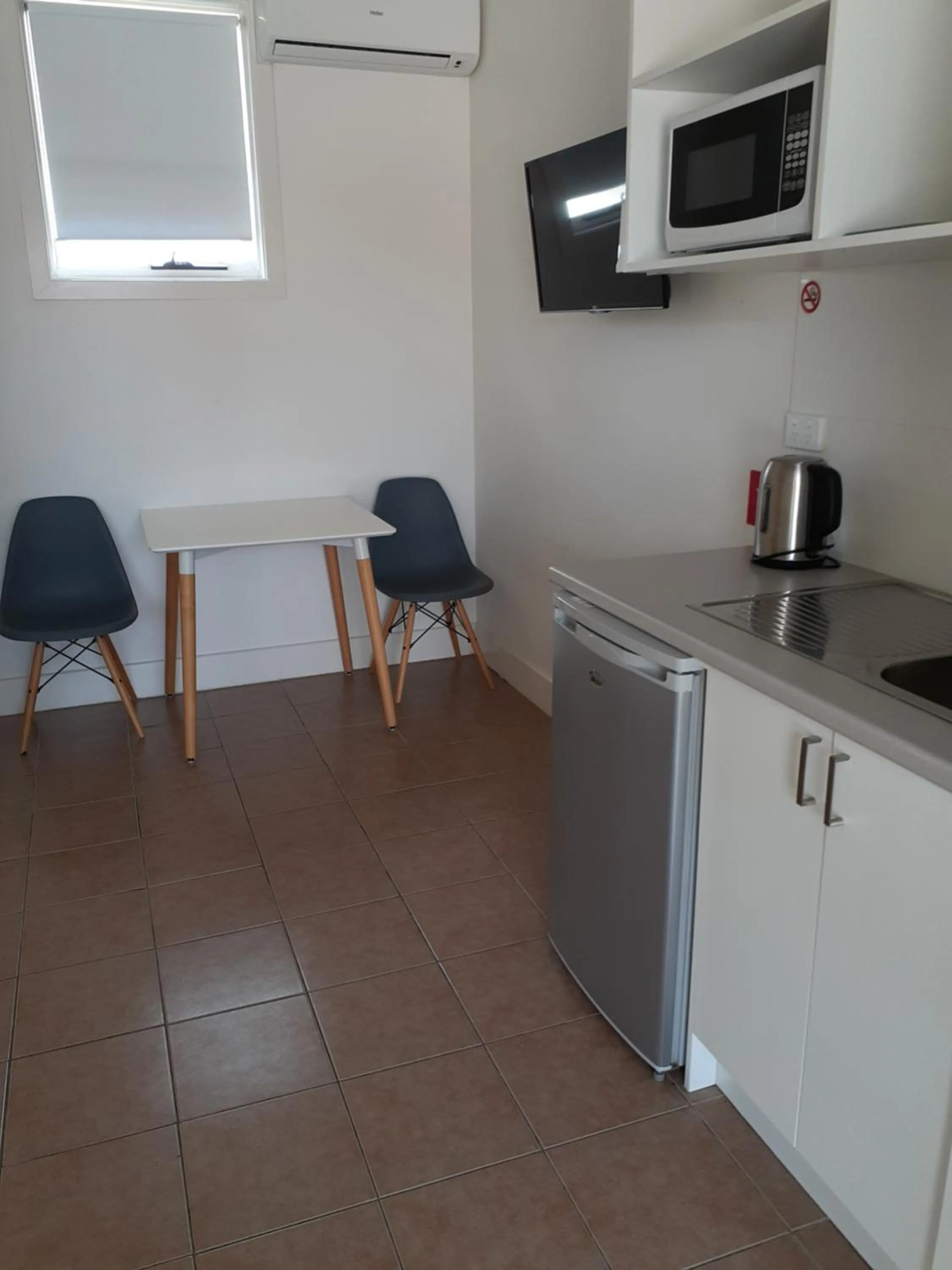 Kitchen or kitchenette in Belmont Palms Motel