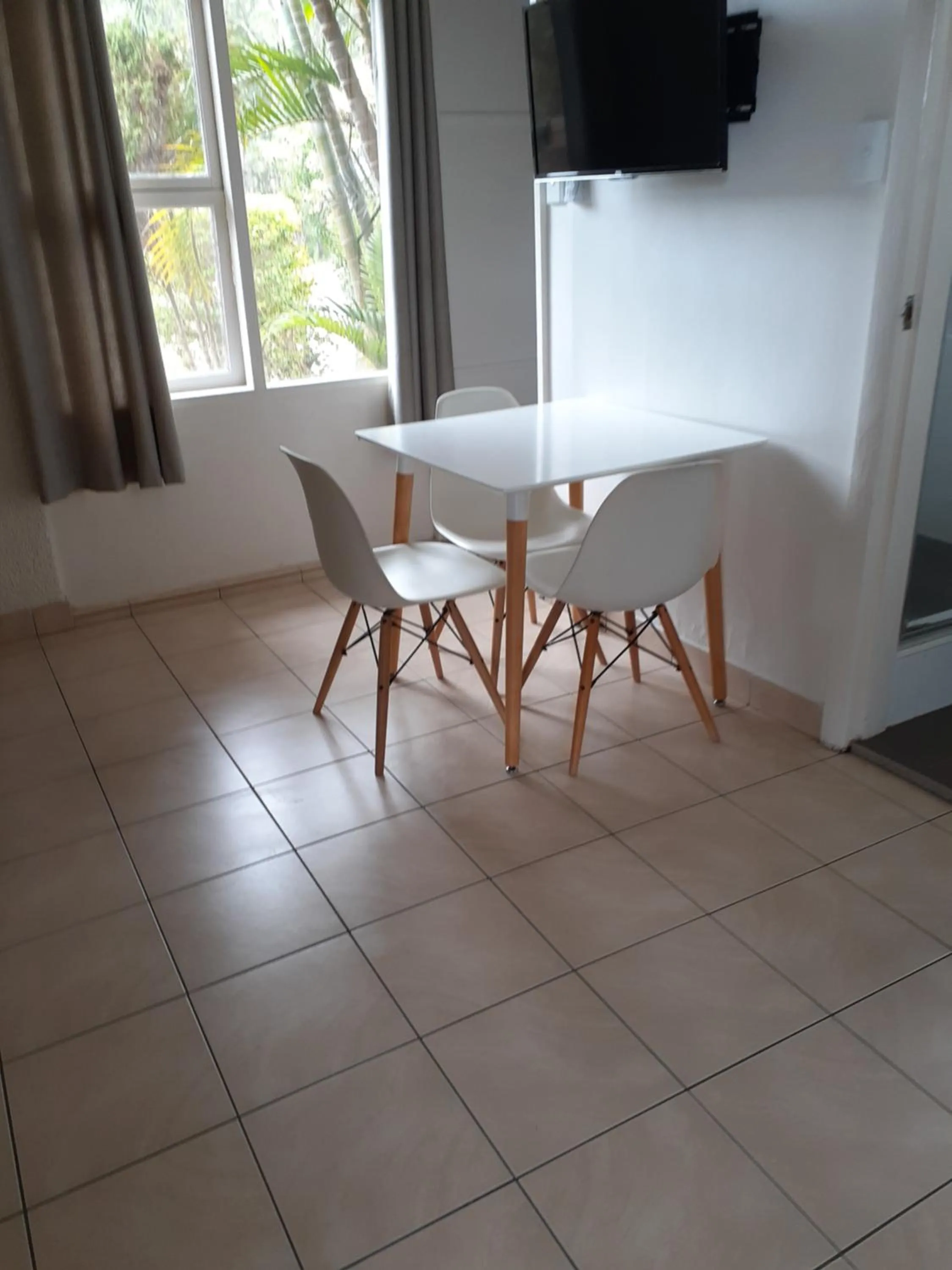 Dining area in Belmont Palms Motel