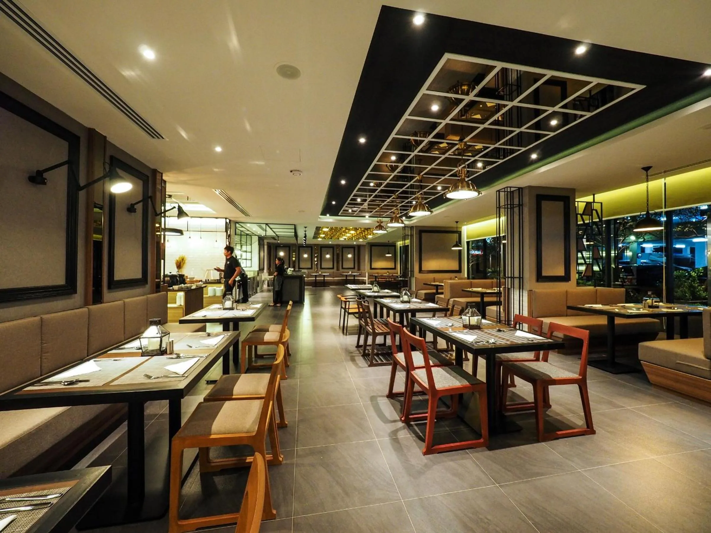 Restaurant/places to eat in 130 Hotel & Residence Bangkok