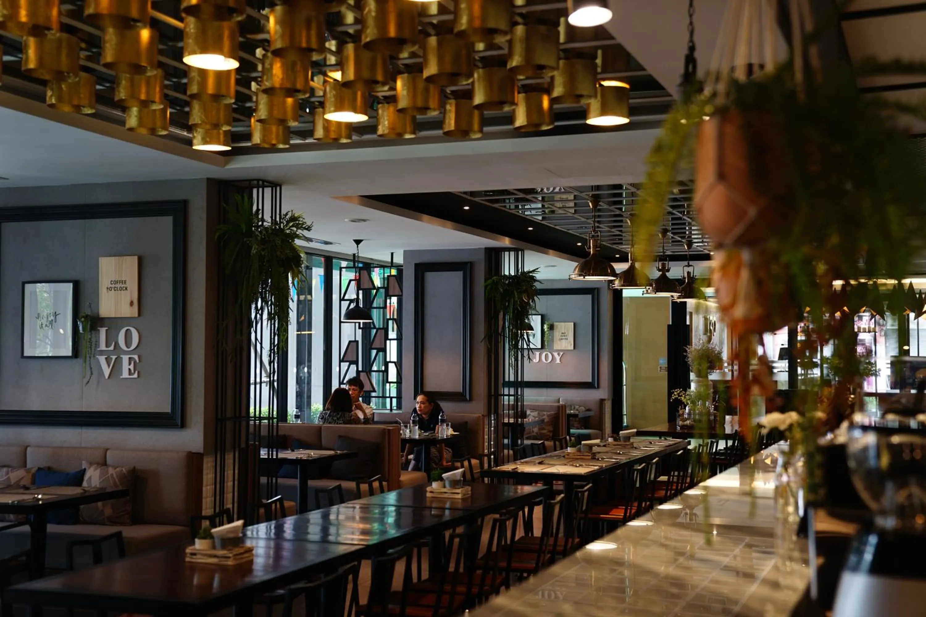 Restaurant/places to eat in 130 Hotel & Residence Bangkok