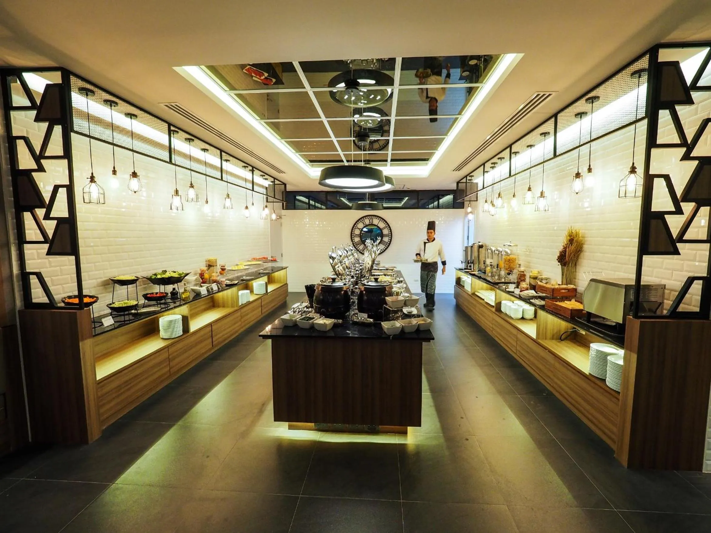 Restaurant/places to eat in 130 Hotel & Residence Bangkok