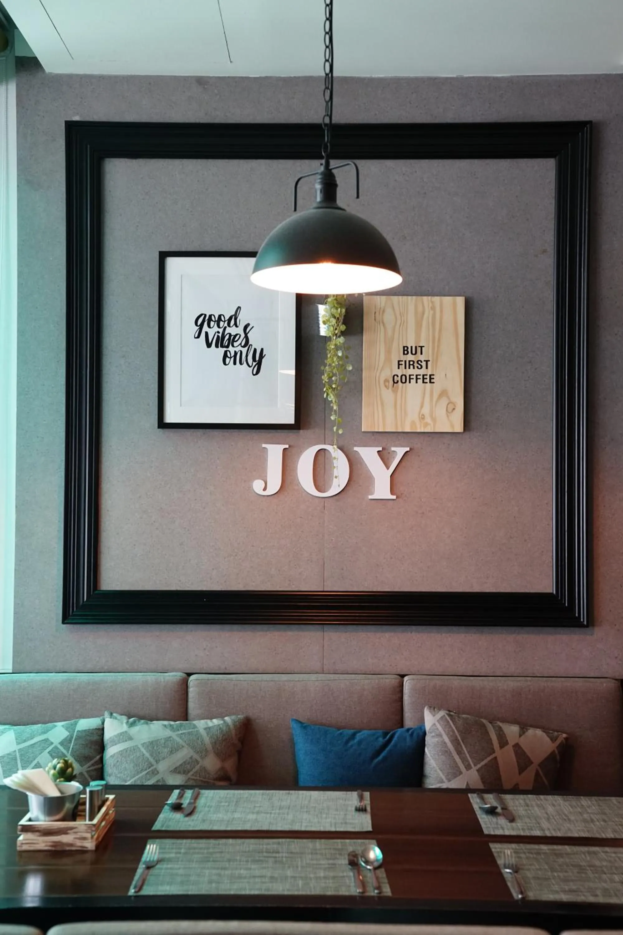 Restaurant/places to eat in 130 Hotel & Residence Bangkok