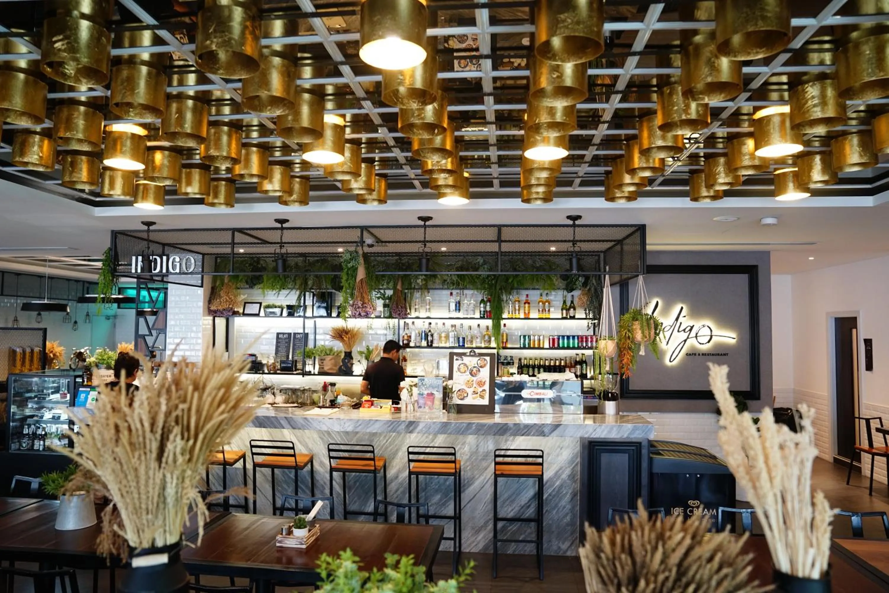 Restaurant/places to eat in 130 Hotel & Residence Bangkok