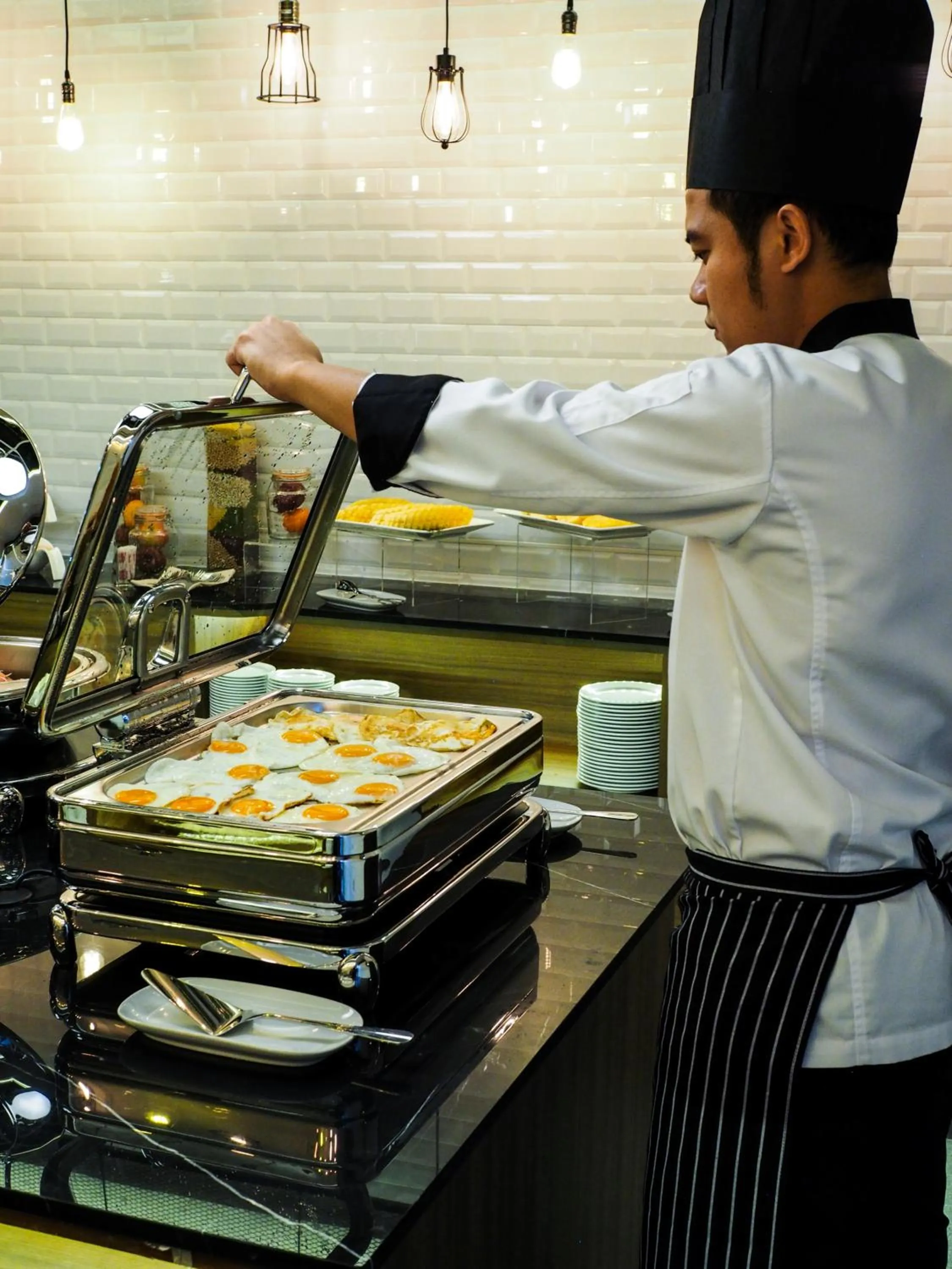 Restaurant/places to eat in 130 Hotel & Residence Bangkok