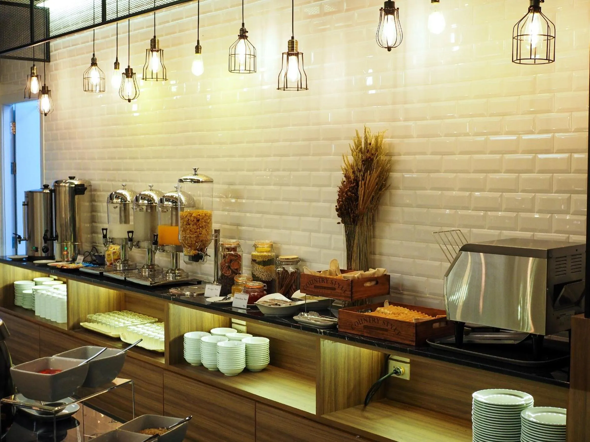 Restaurant/places to eat in 130 Hotel & Residence Bangkok